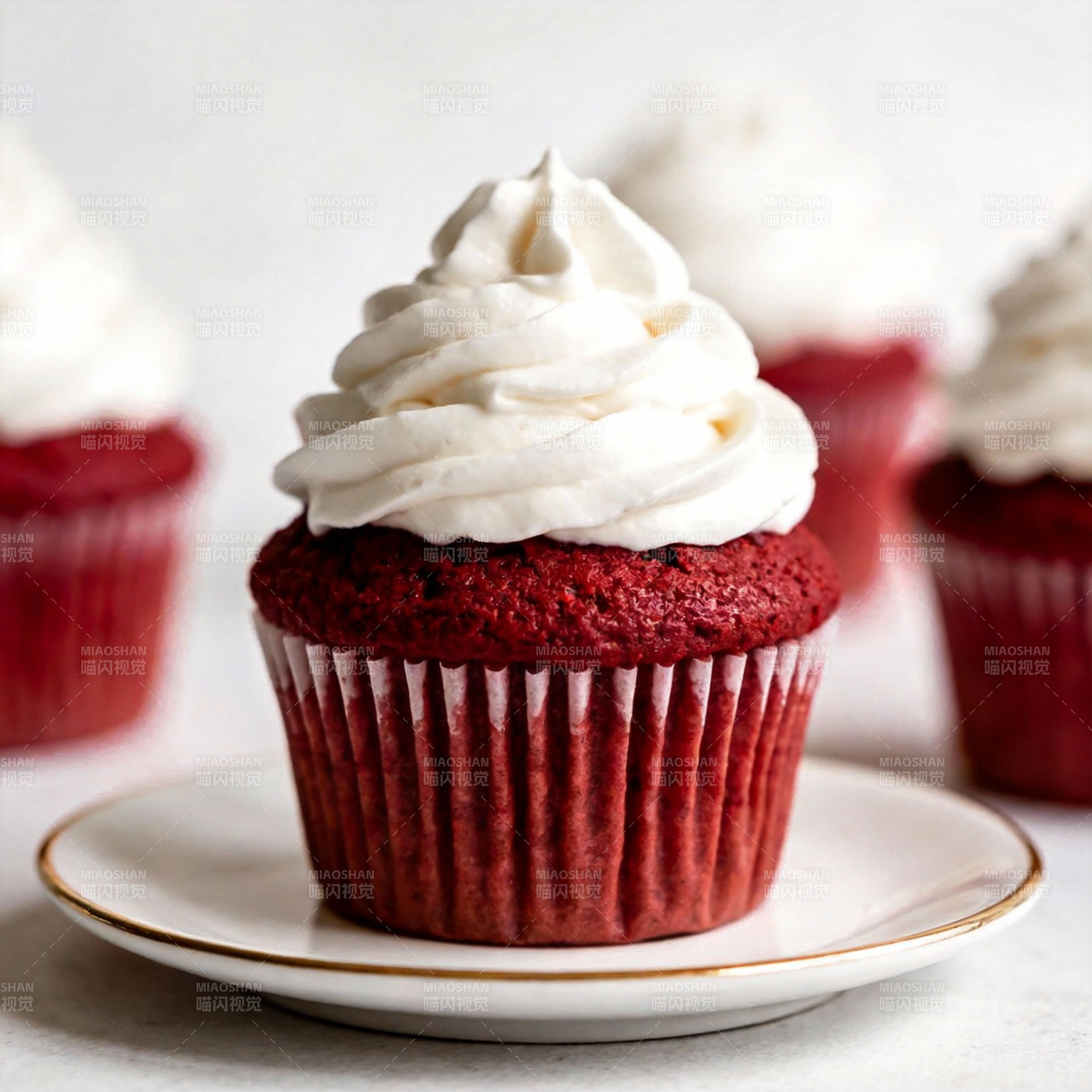 红丝绒纸杯蛋糕图片