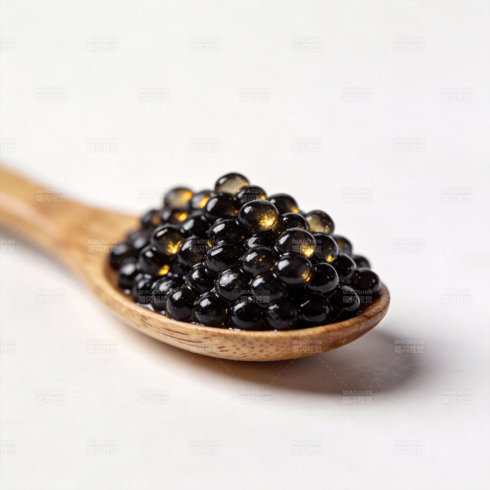 黑鱼子酱盛木勺图片