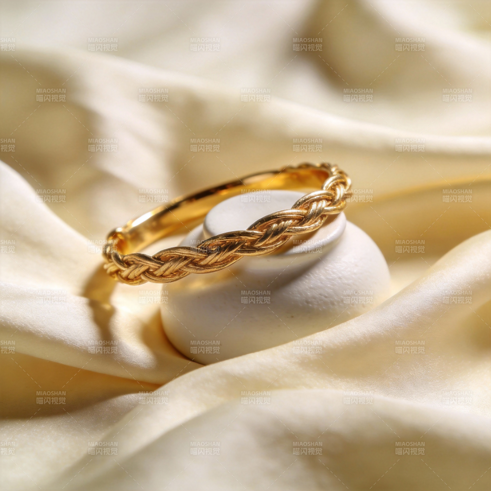 金色编织戒指图片
