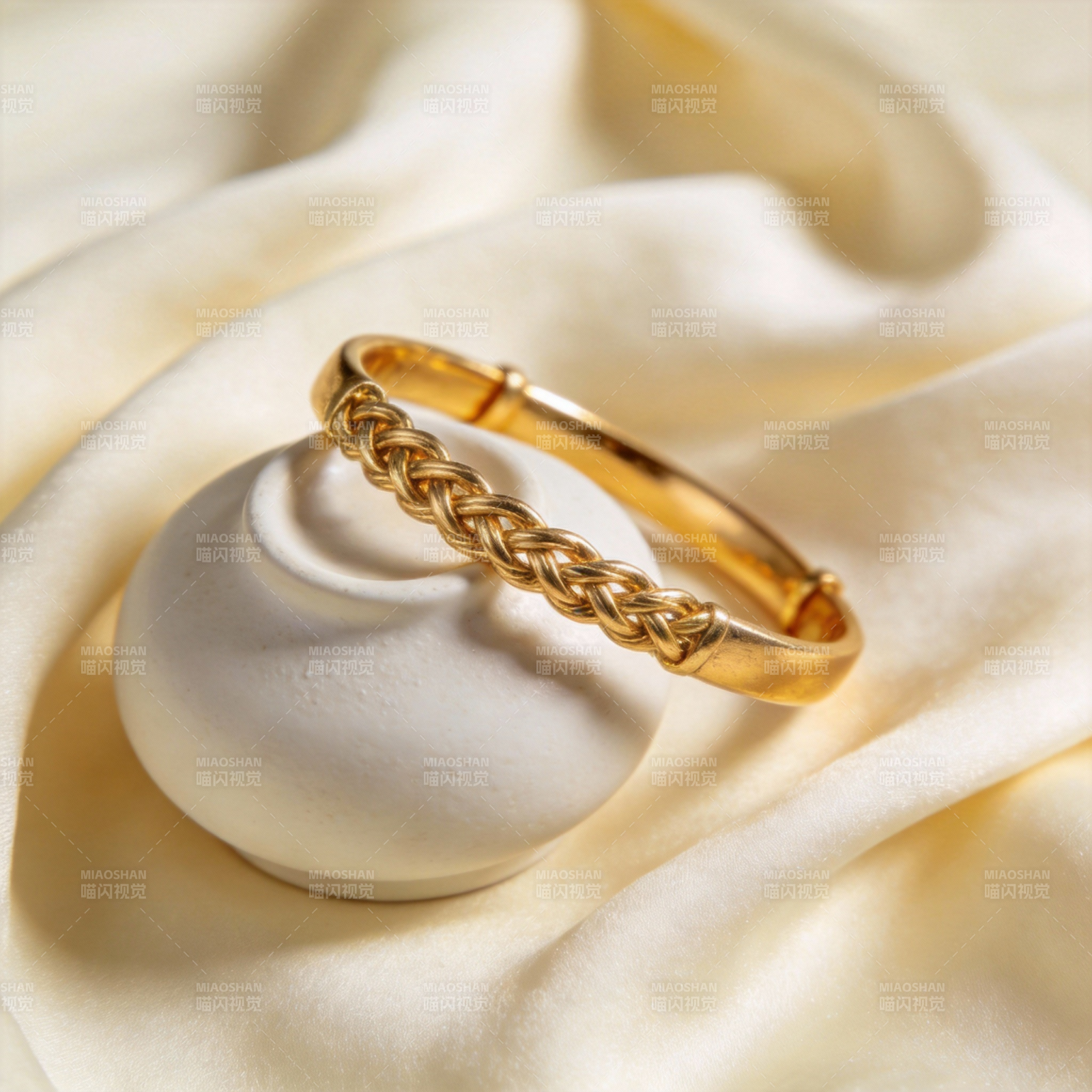 金色编织手镯图片