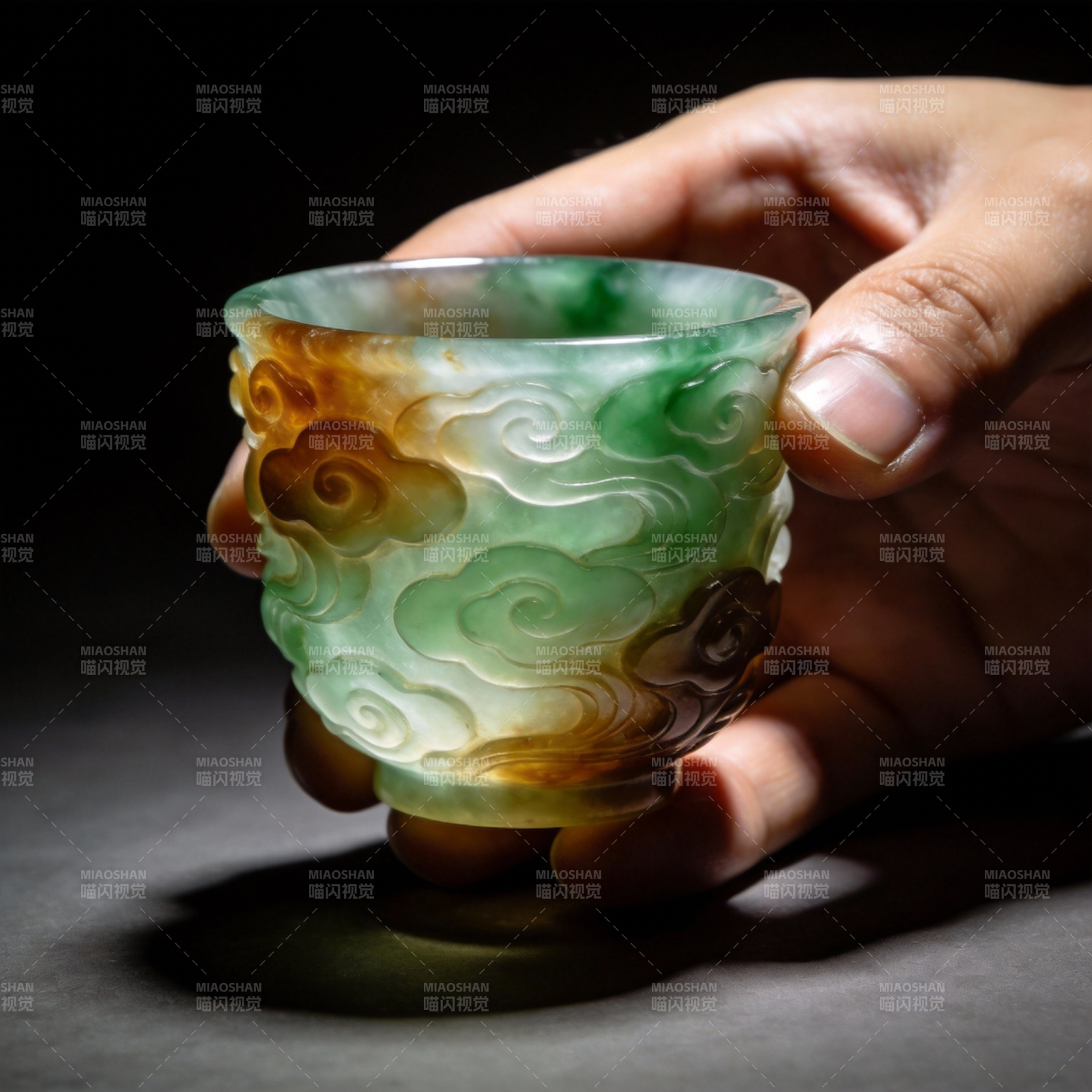 翡翠雕云纹杯图片