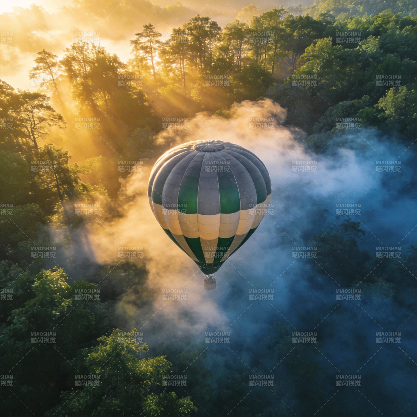 晨雾中的热气球图片