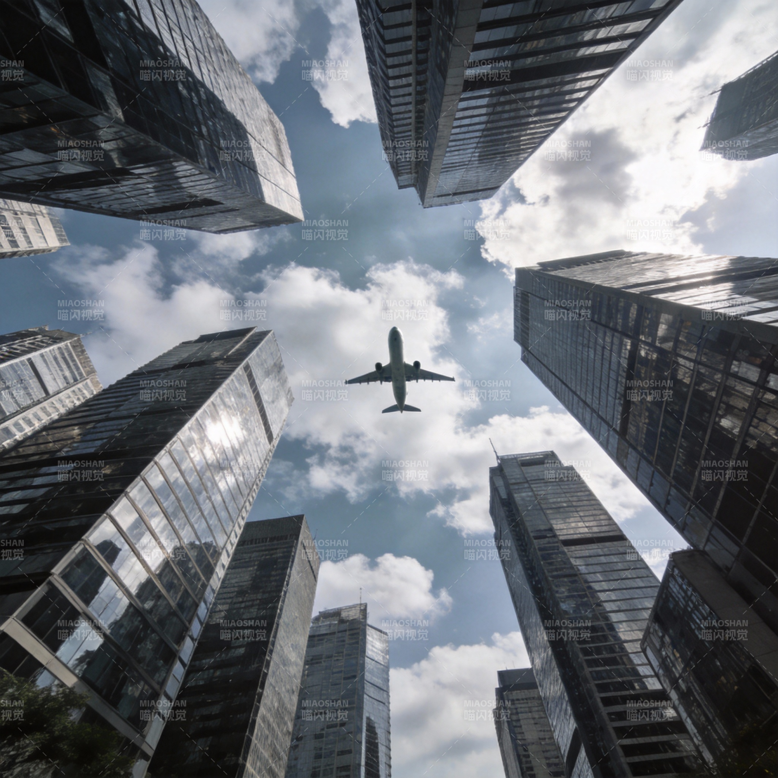 都市之巅 飞机掠过图片