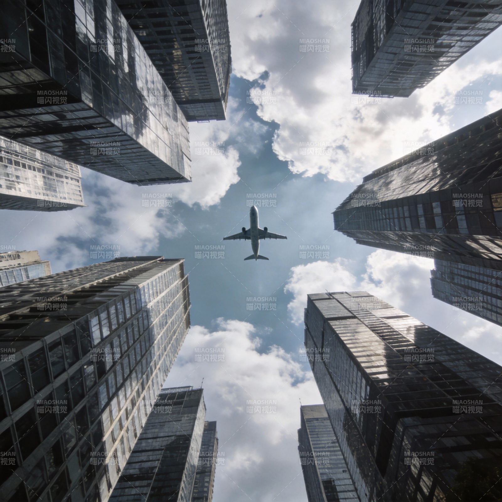 城市之巅 飞机掠过图片