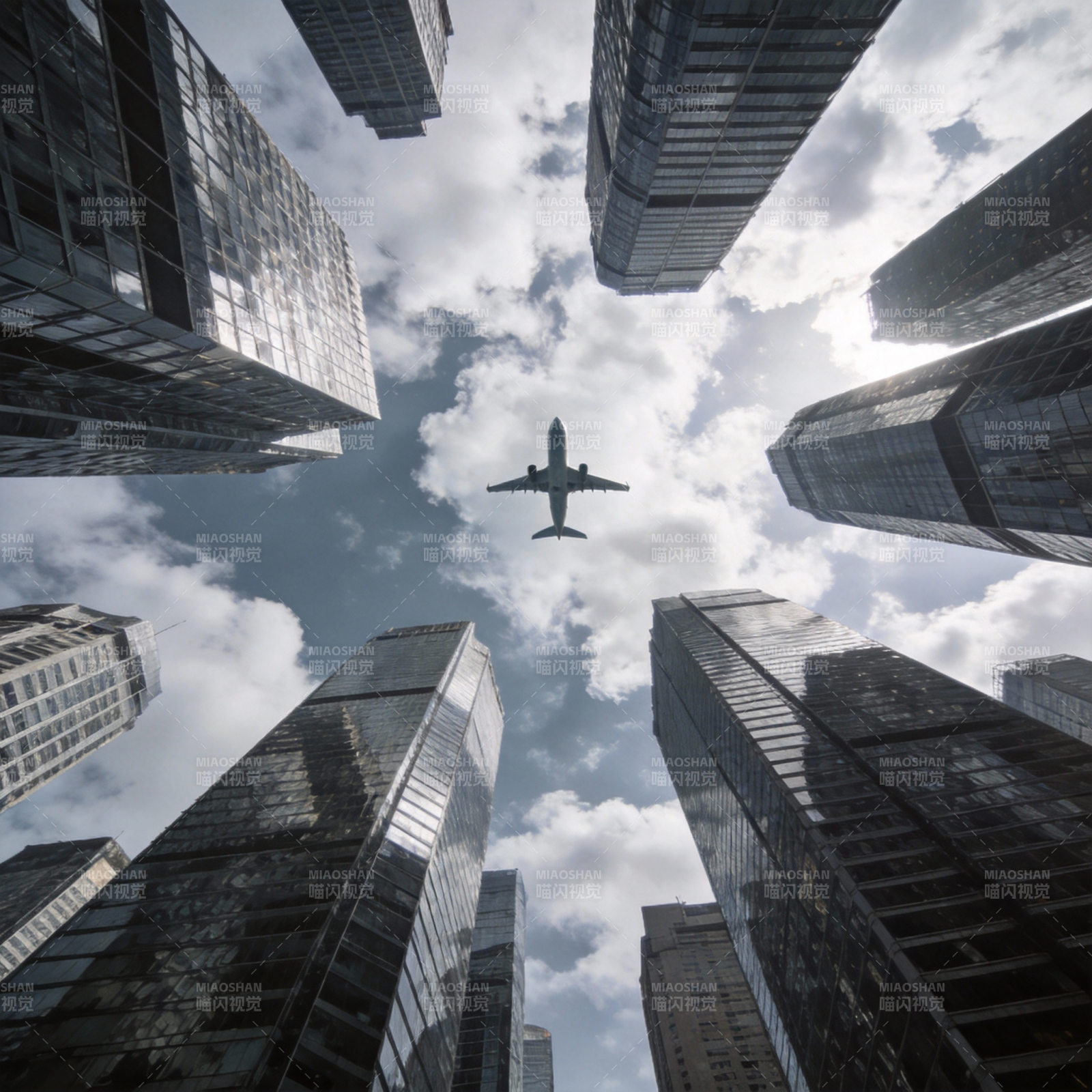 都市之巅 飞机掠过图片