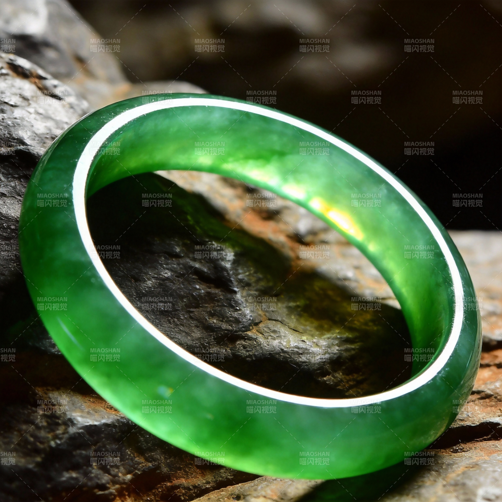 翠绿玉镯 温润如玉图片