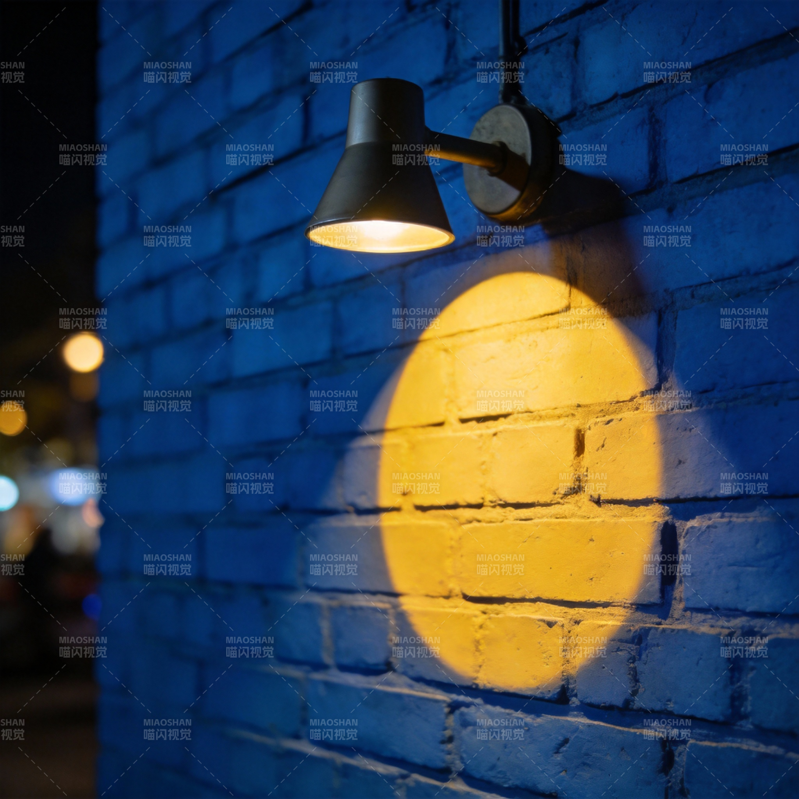 夜灯映砖墙图片