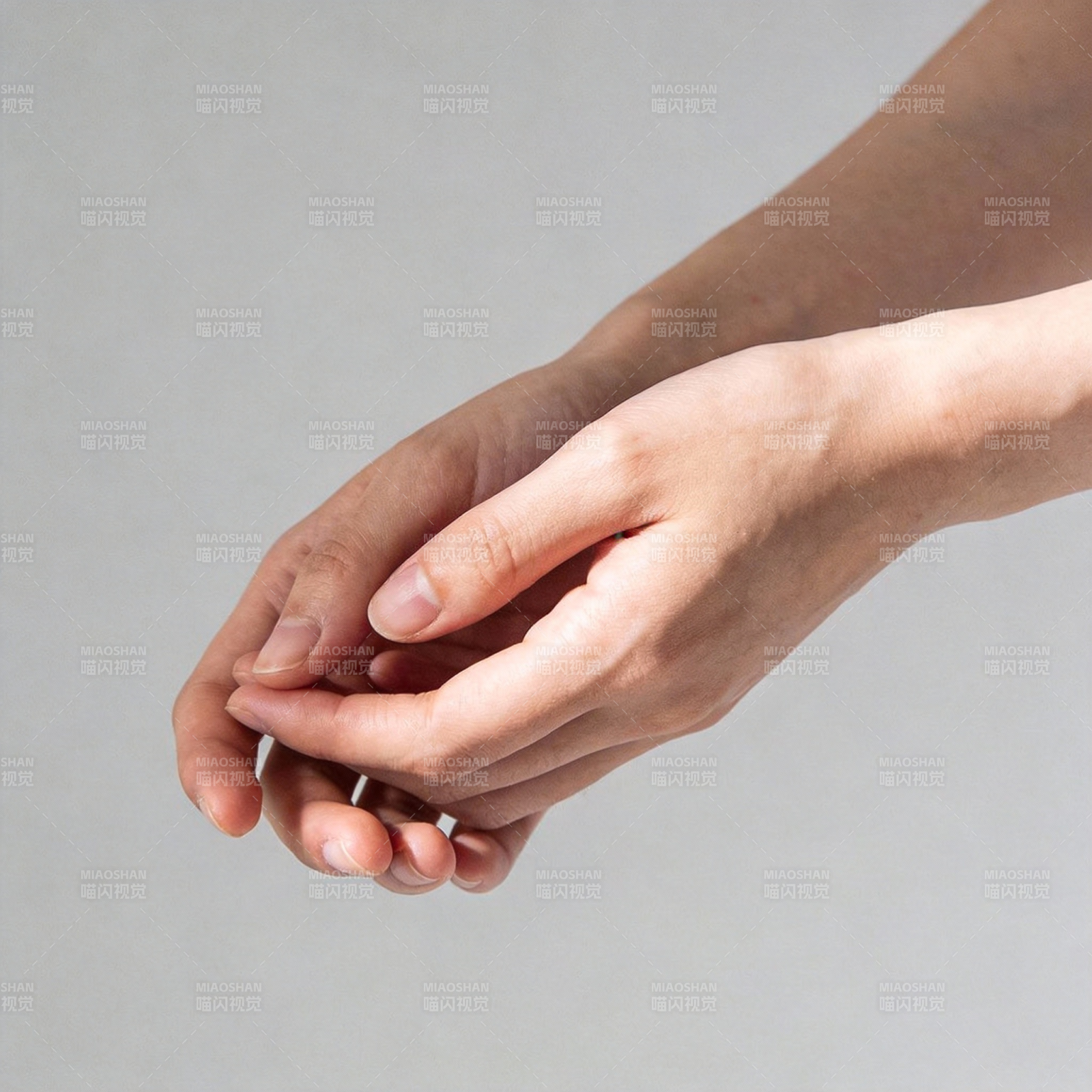 双手轻握 温柔相依图片