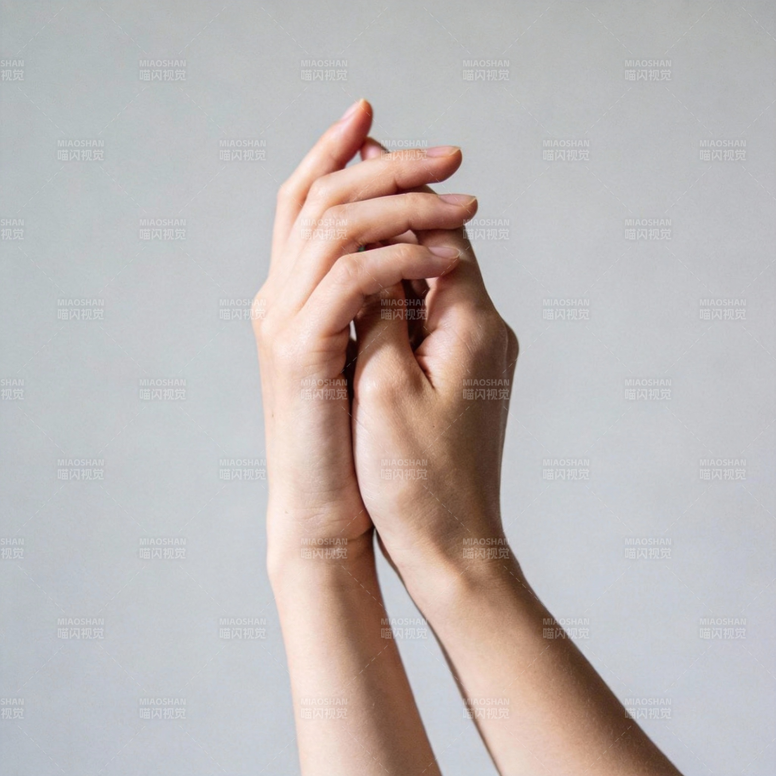 双手交叠静谧瞬间图片