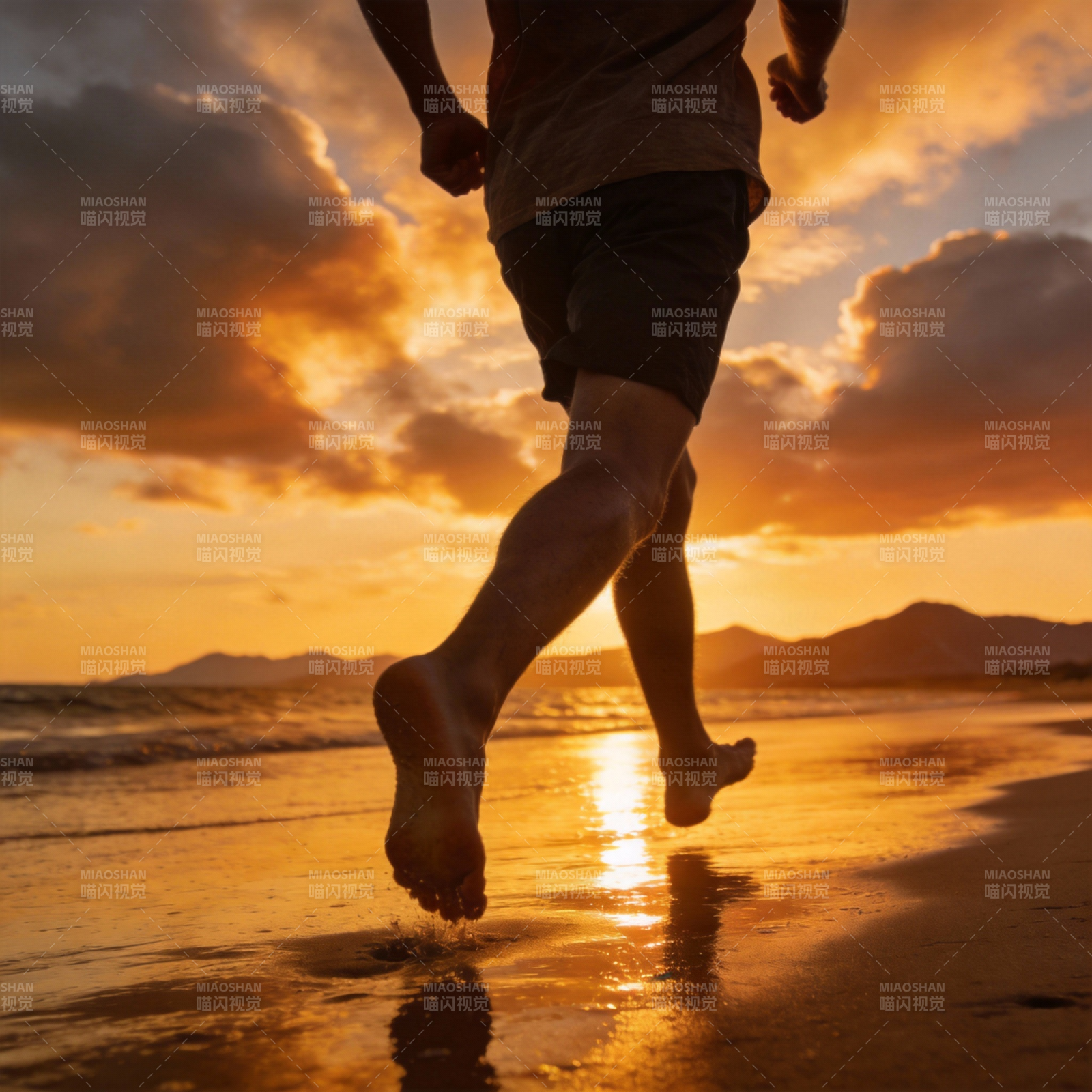 夕阳海滩奔跑图片