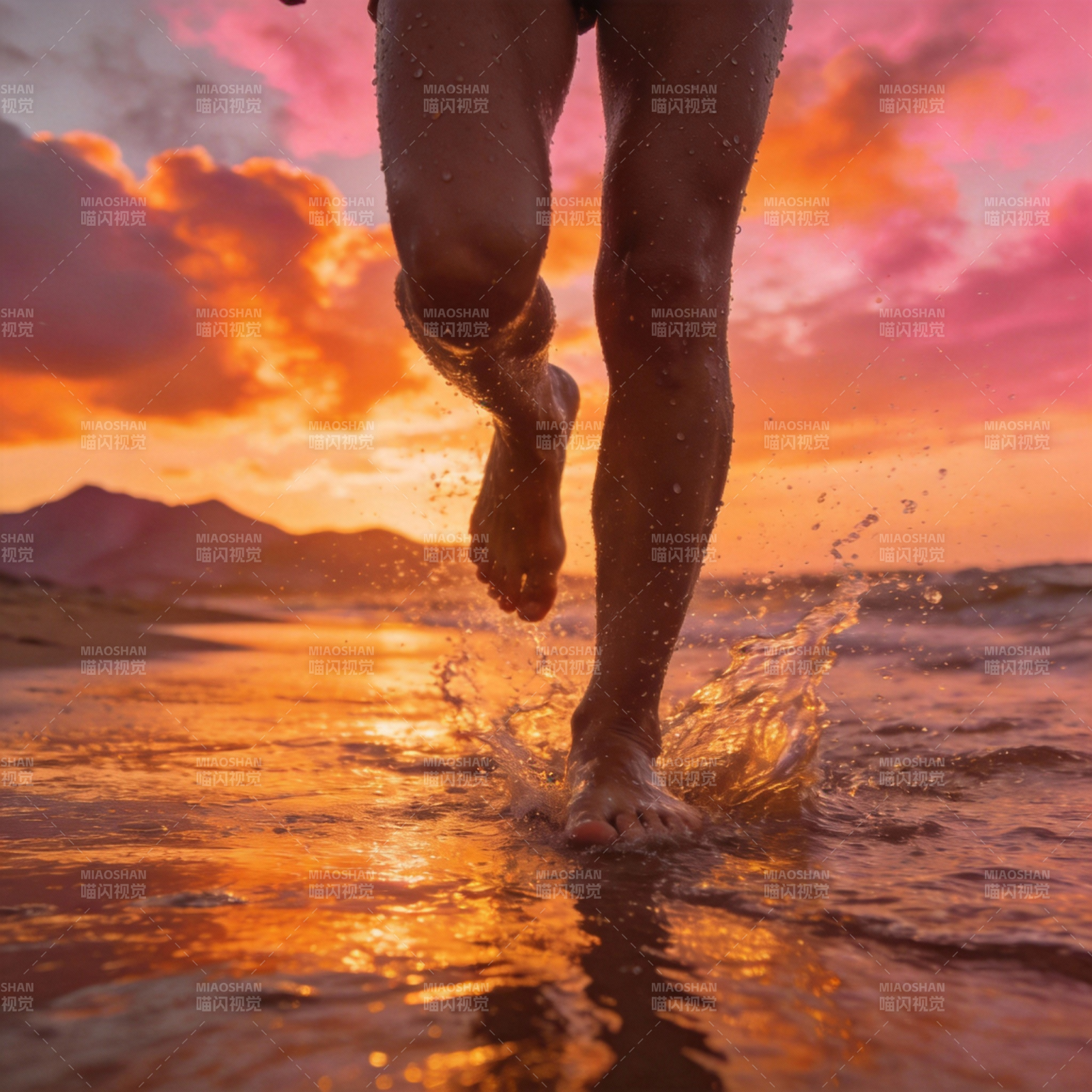 夕阳海滩奔跑图片