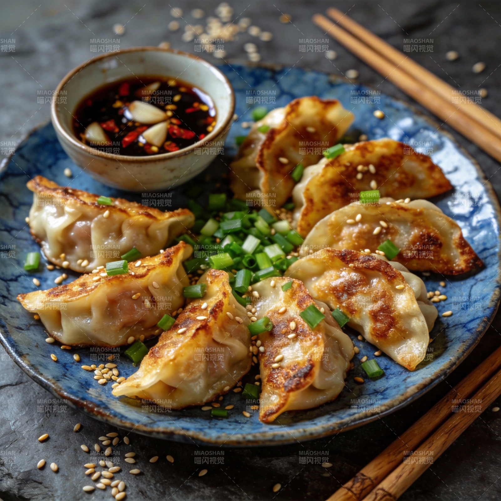 煎饺配蘸酱图片