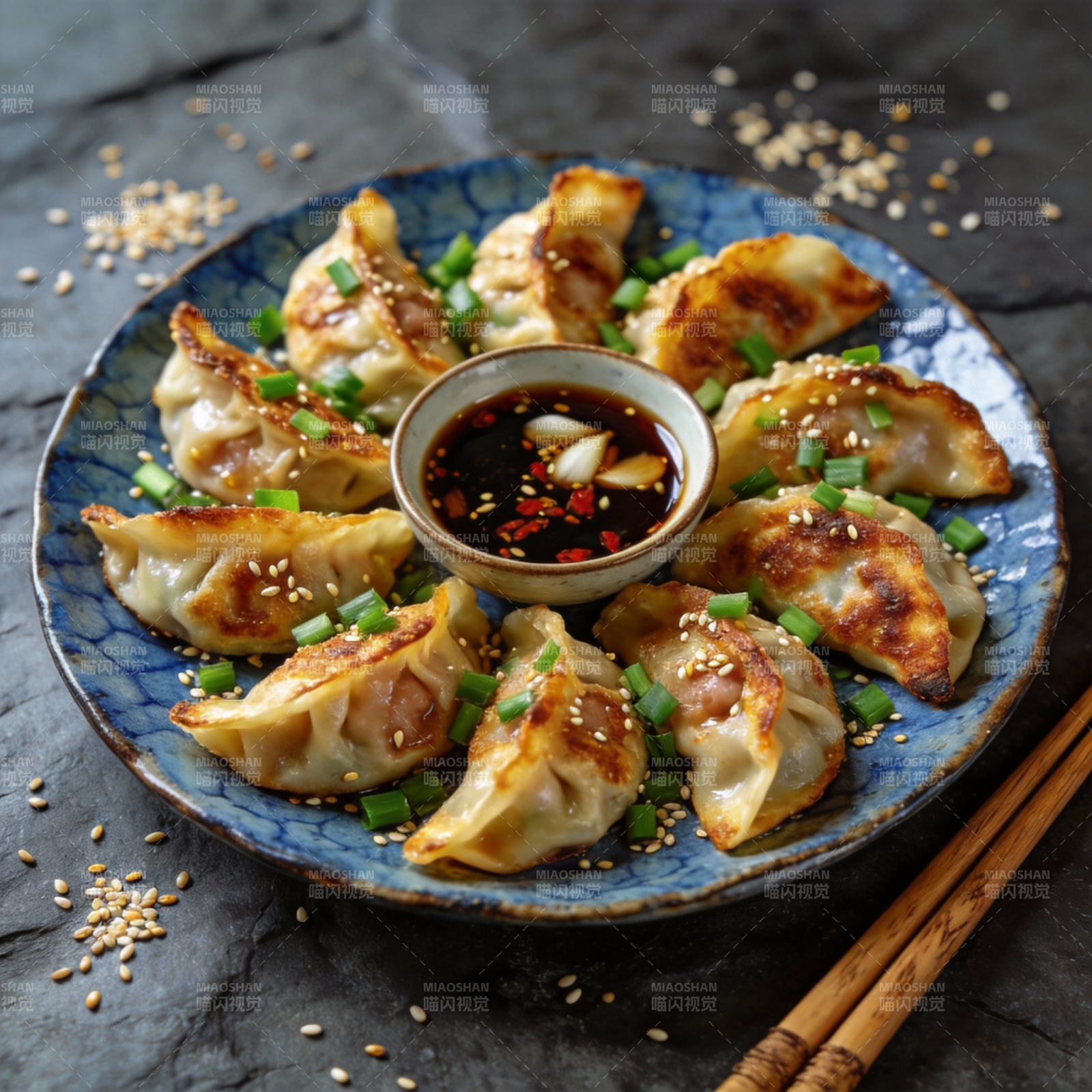 美味煎饺配蘸酱图片