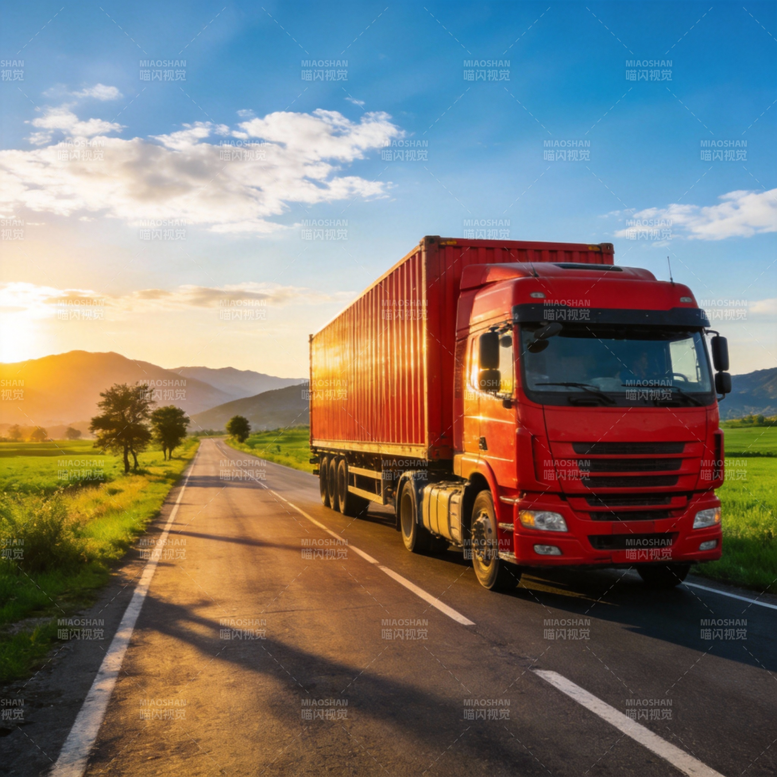 红卡车驰骋乡间路图片
