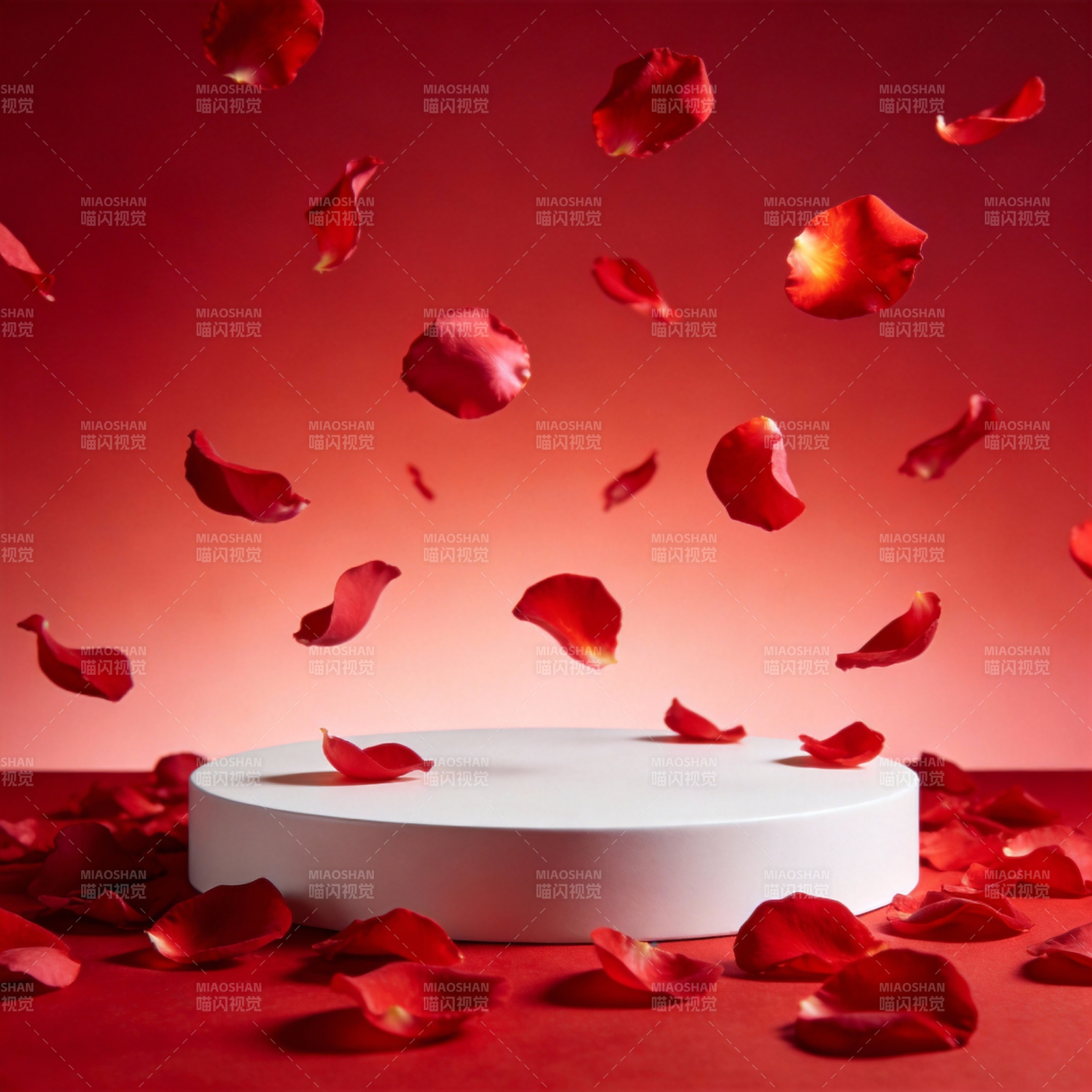 玫瑰花瓣飘落场景图片