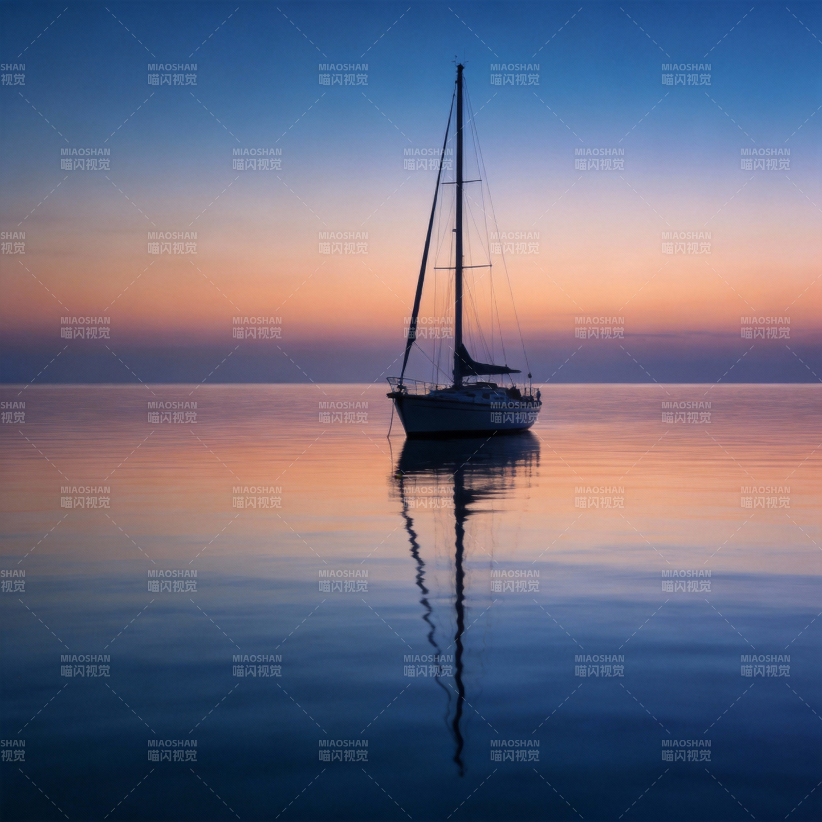 暮色中的孤帆图片