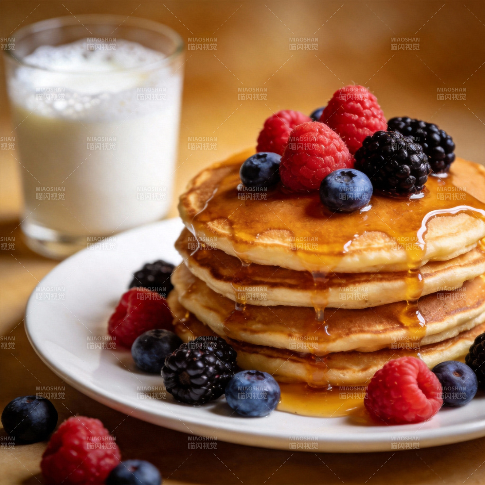 浆果煎饼配牛奶图片