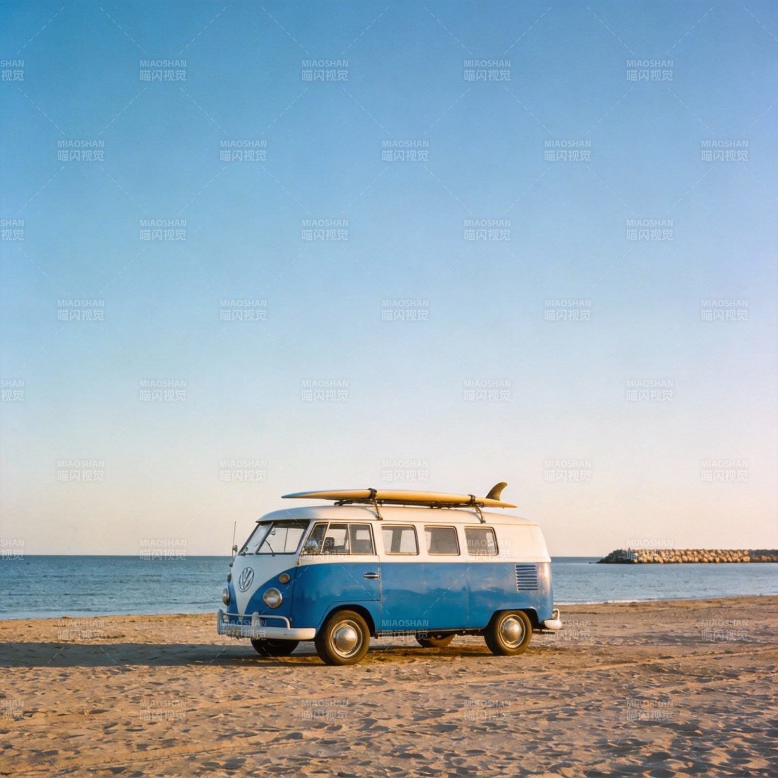 海滩上的蓝色面包车图片
