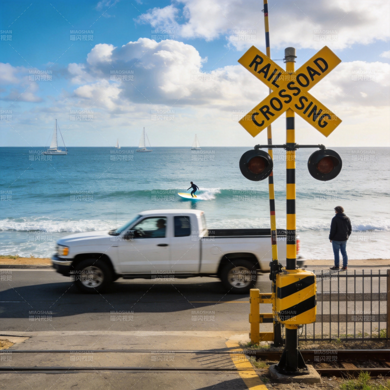 海边铁路道口图片