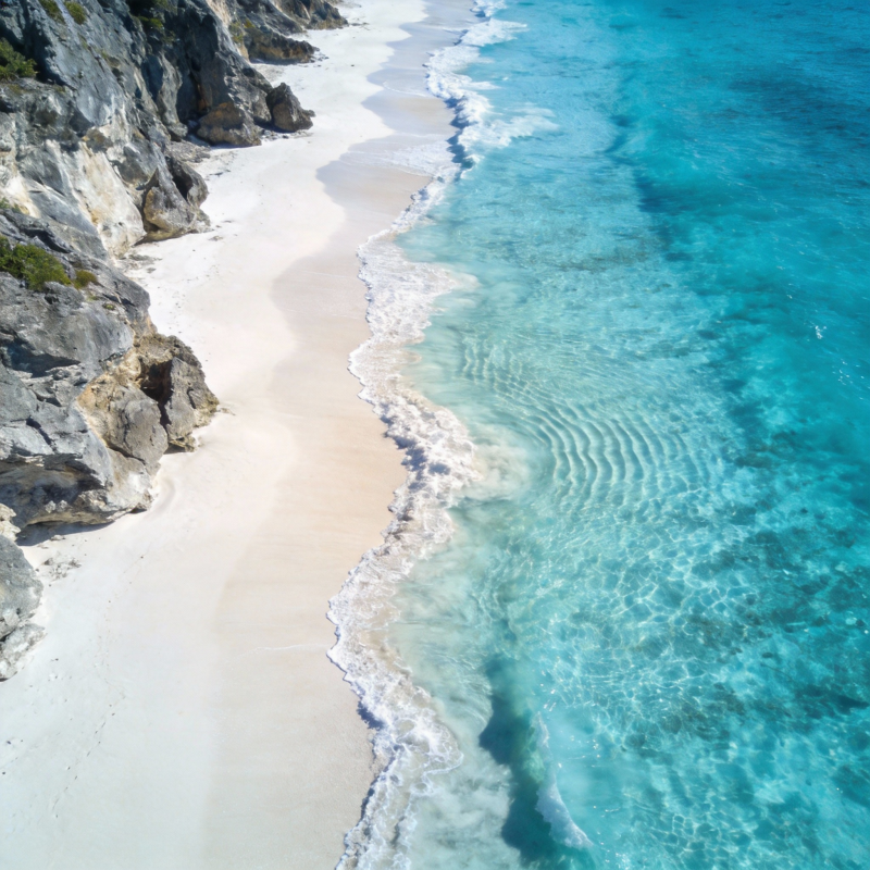 碧海白沙 岩岸相依图片