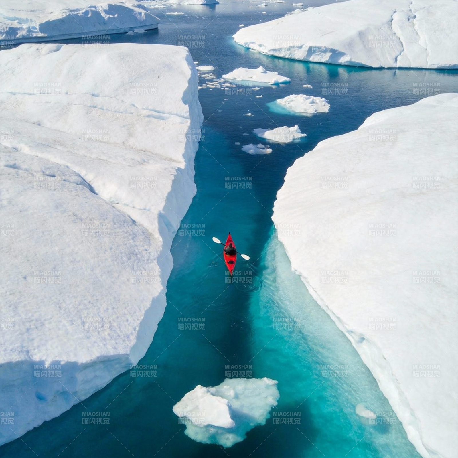 冰川间的红色独木舟图片