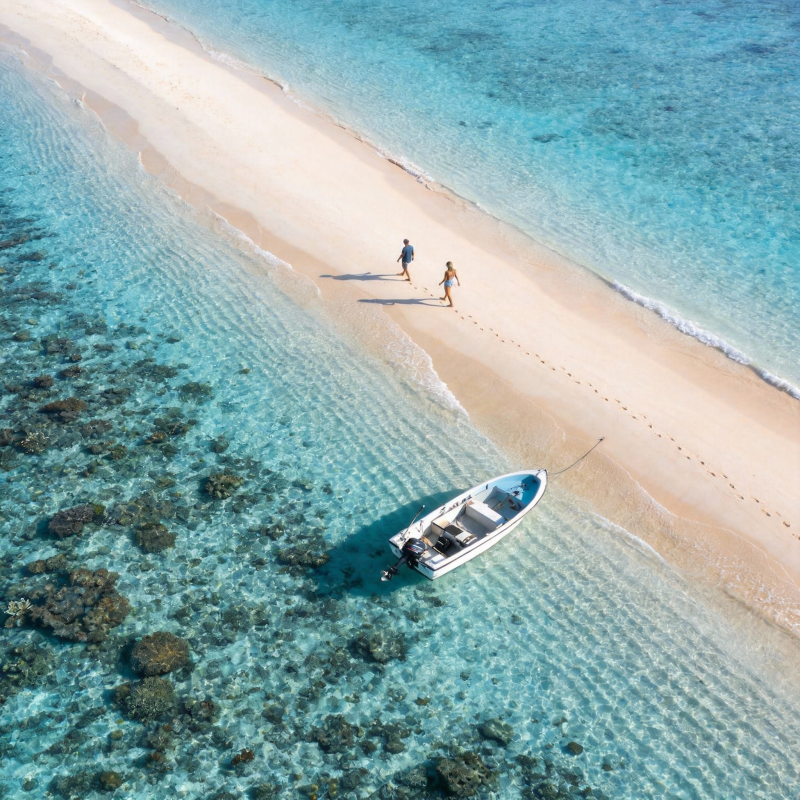 碧海白沙 情侣漫步图片