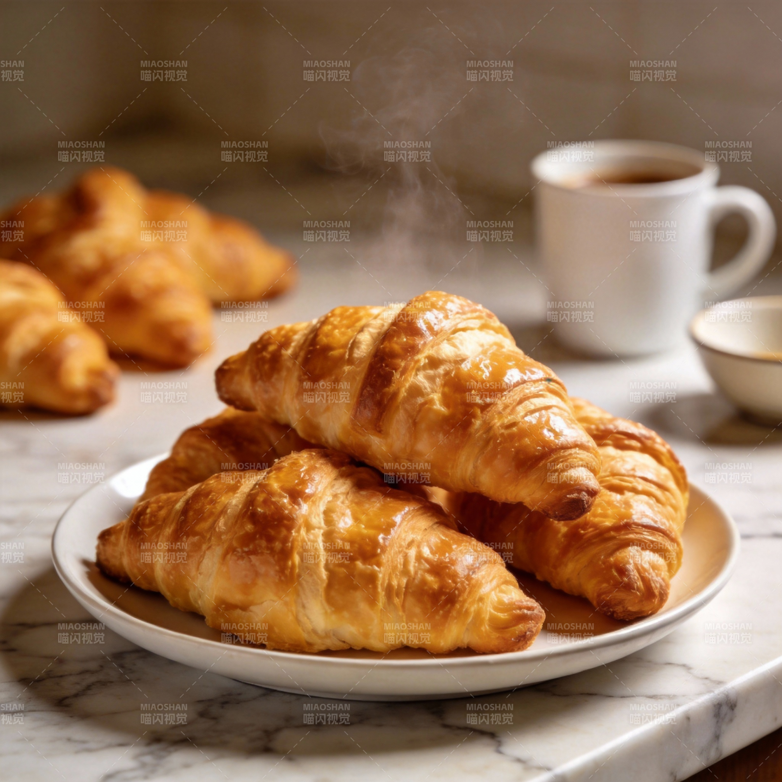 金黄酥脆的羊角面包图片