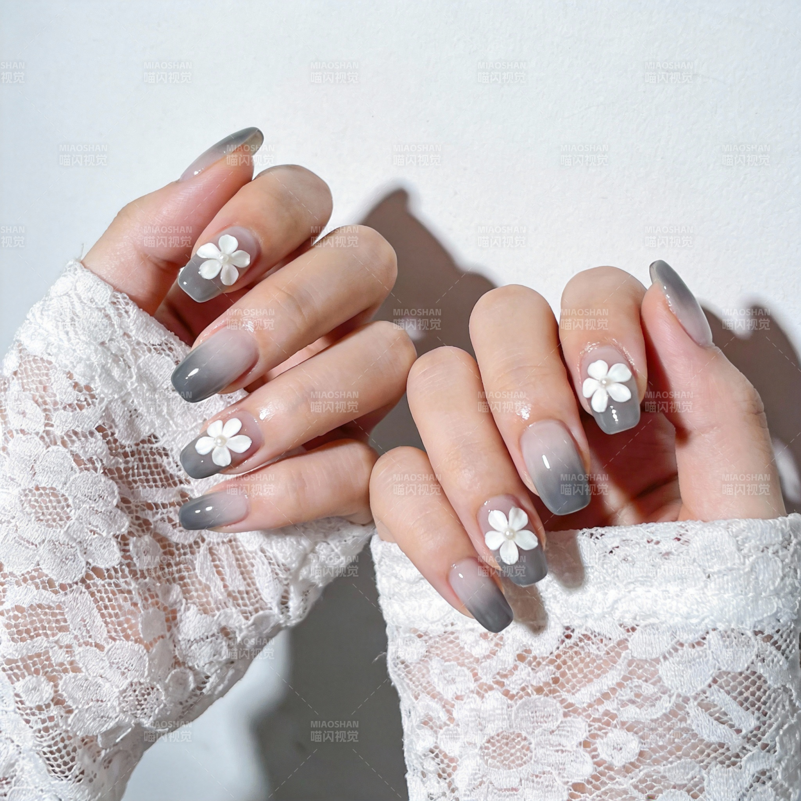 优雅花饰美甲图片