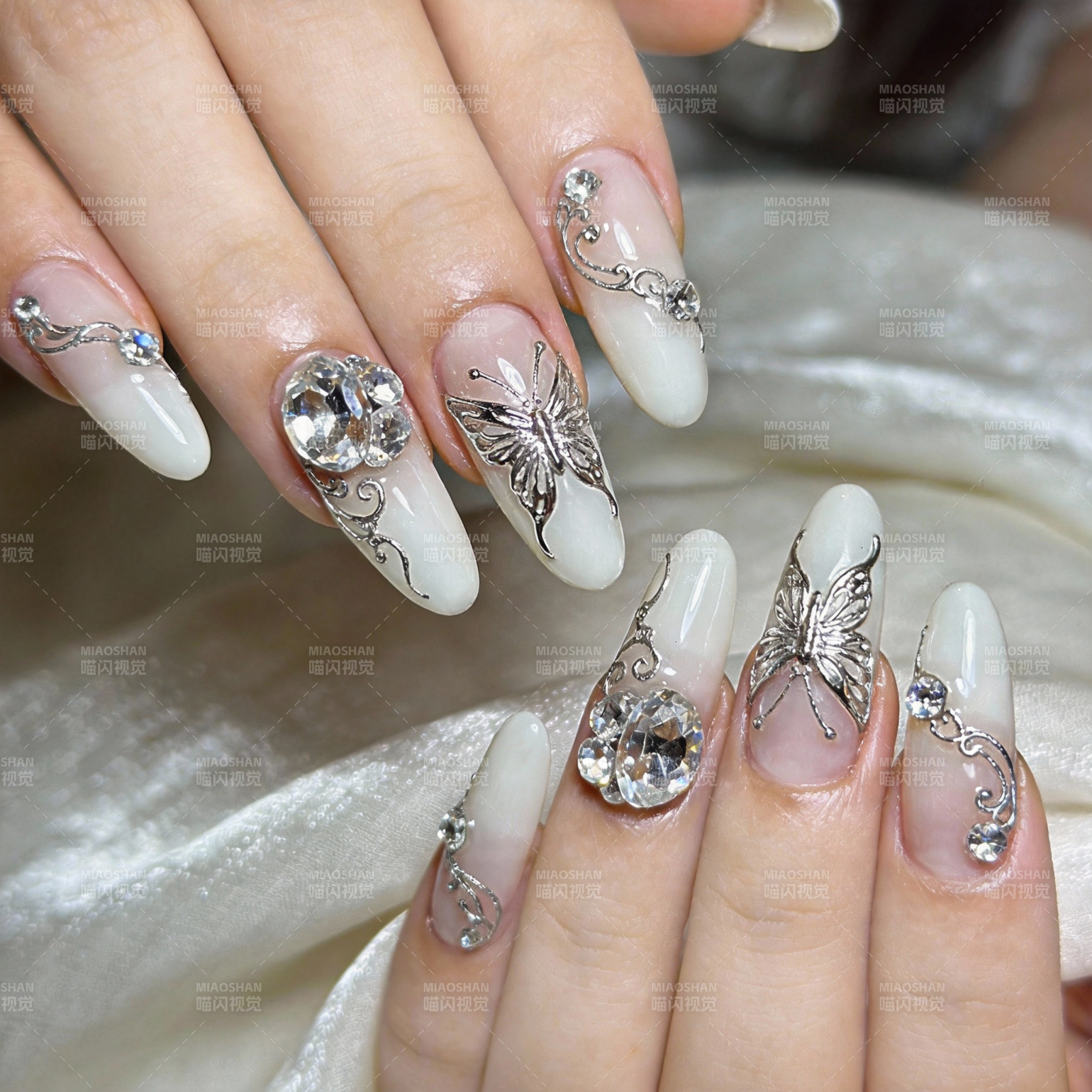优雅蝴蝶美甲图片