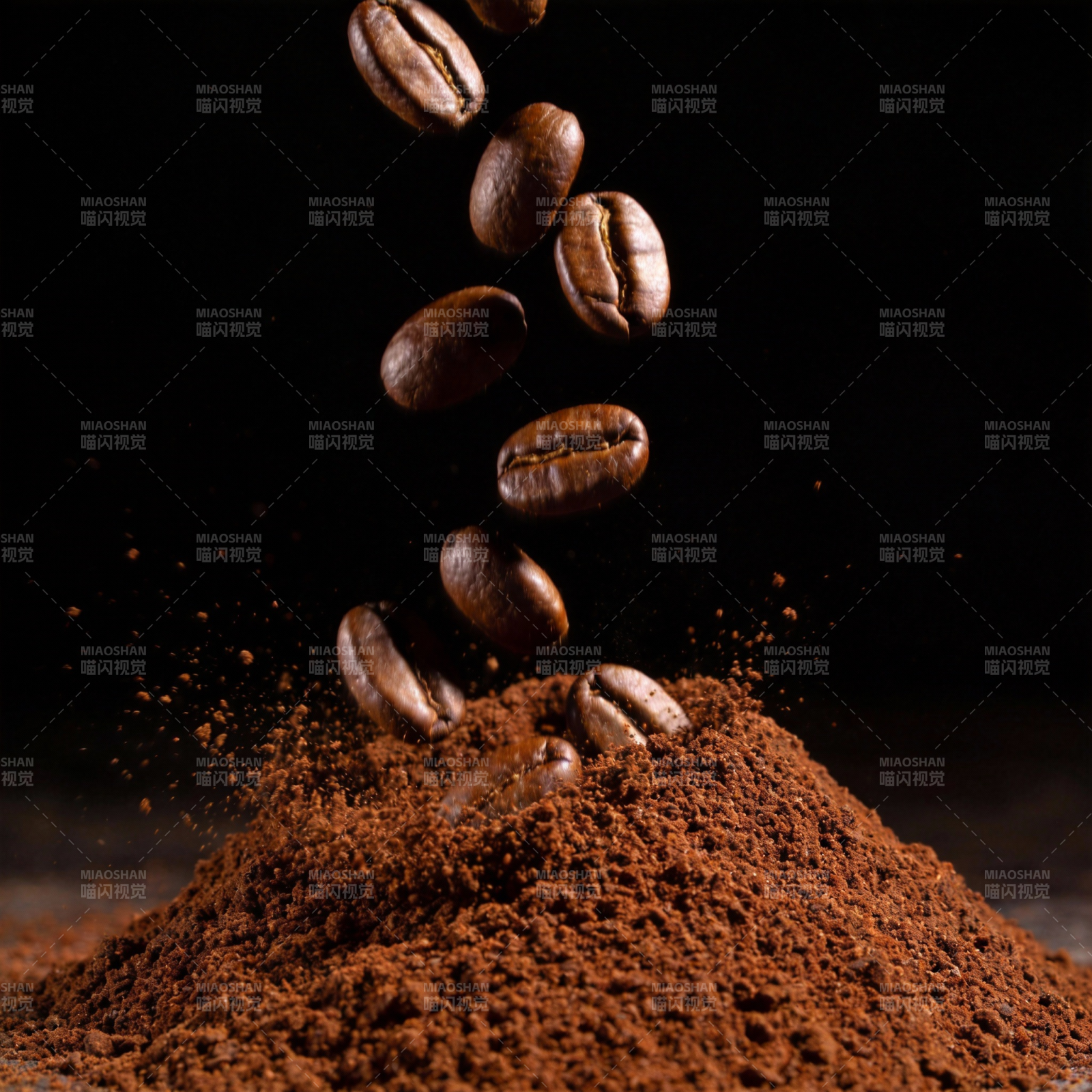 咖啡豆坠落瞬间图片