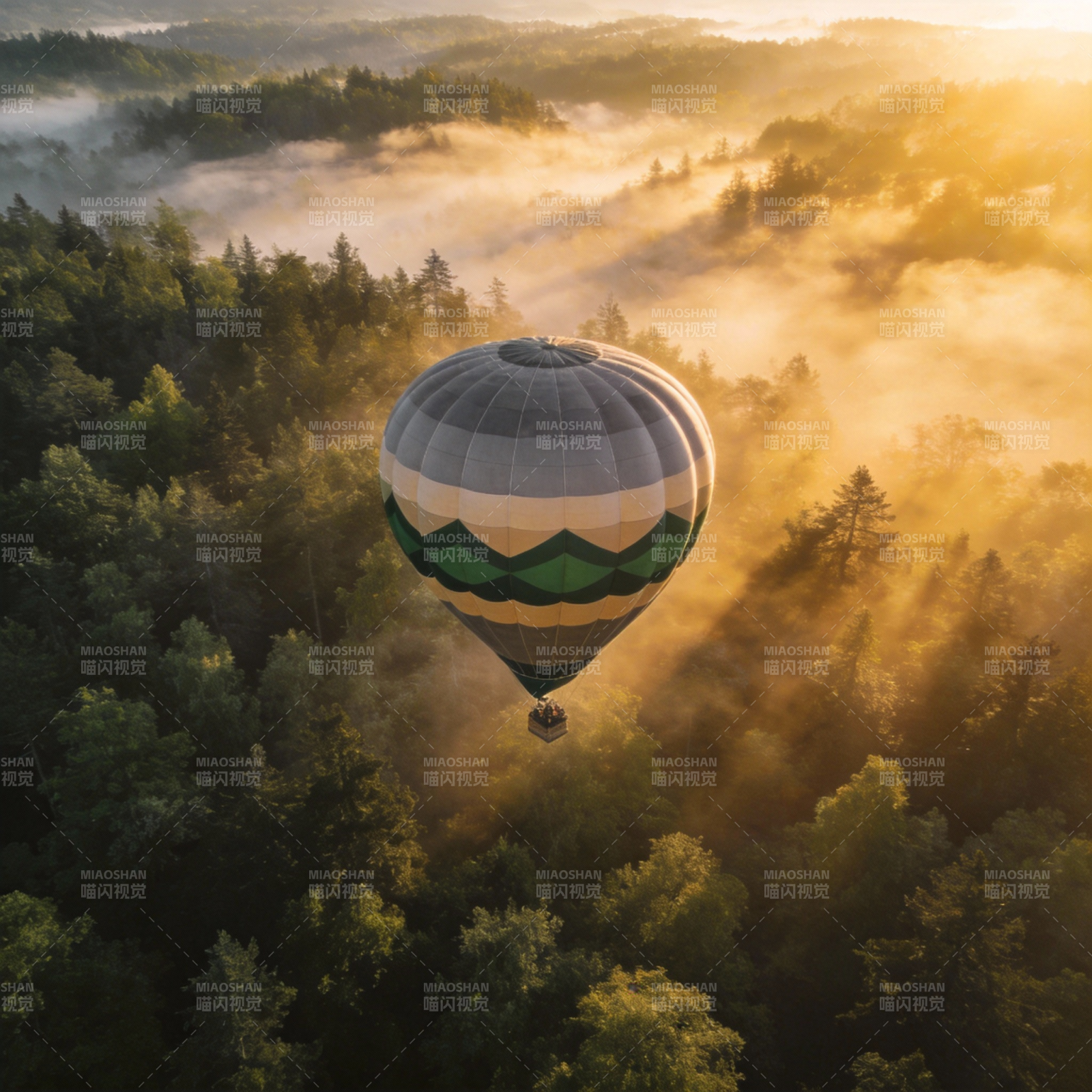晨雾中的热气球图片
