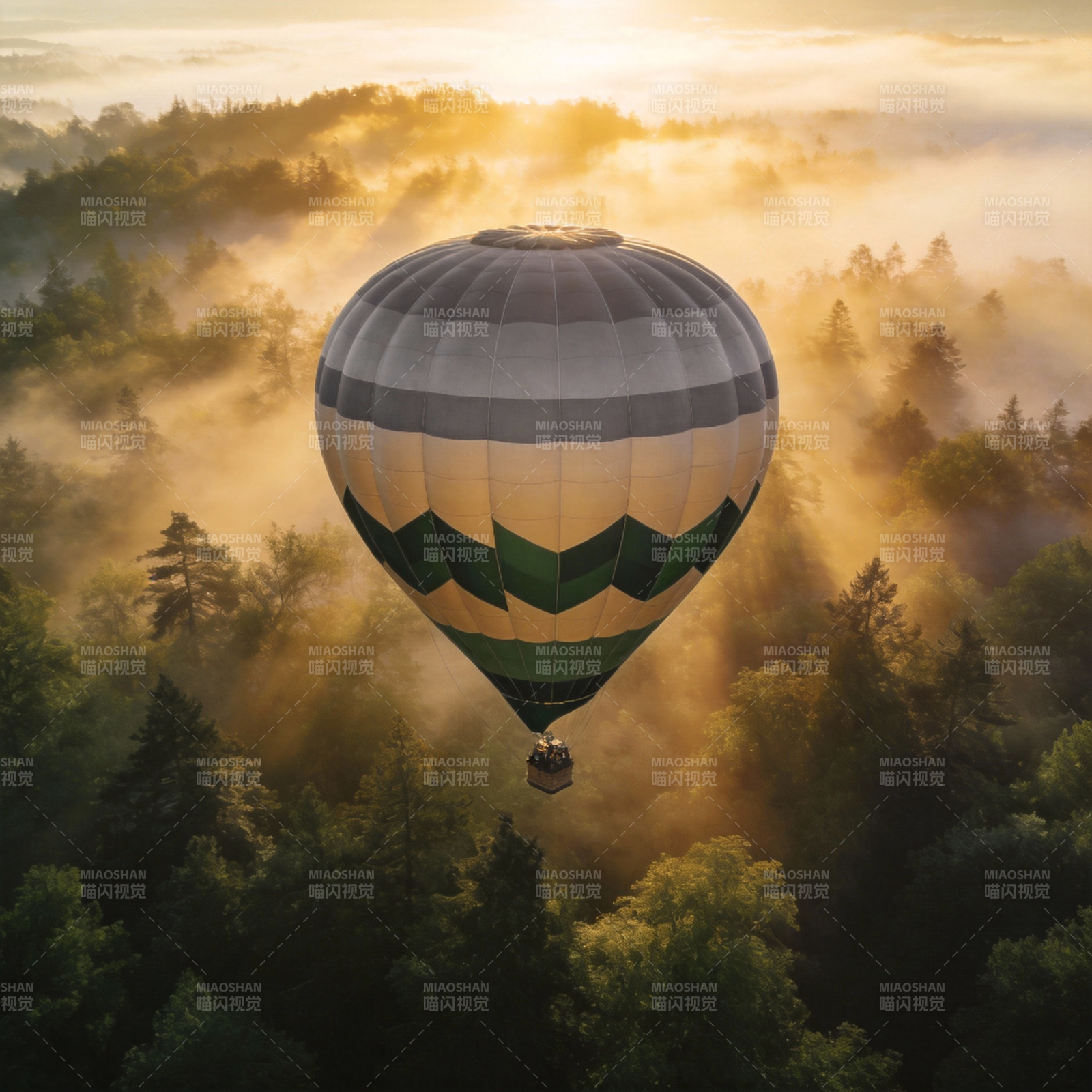 晨雾中的热气球图片