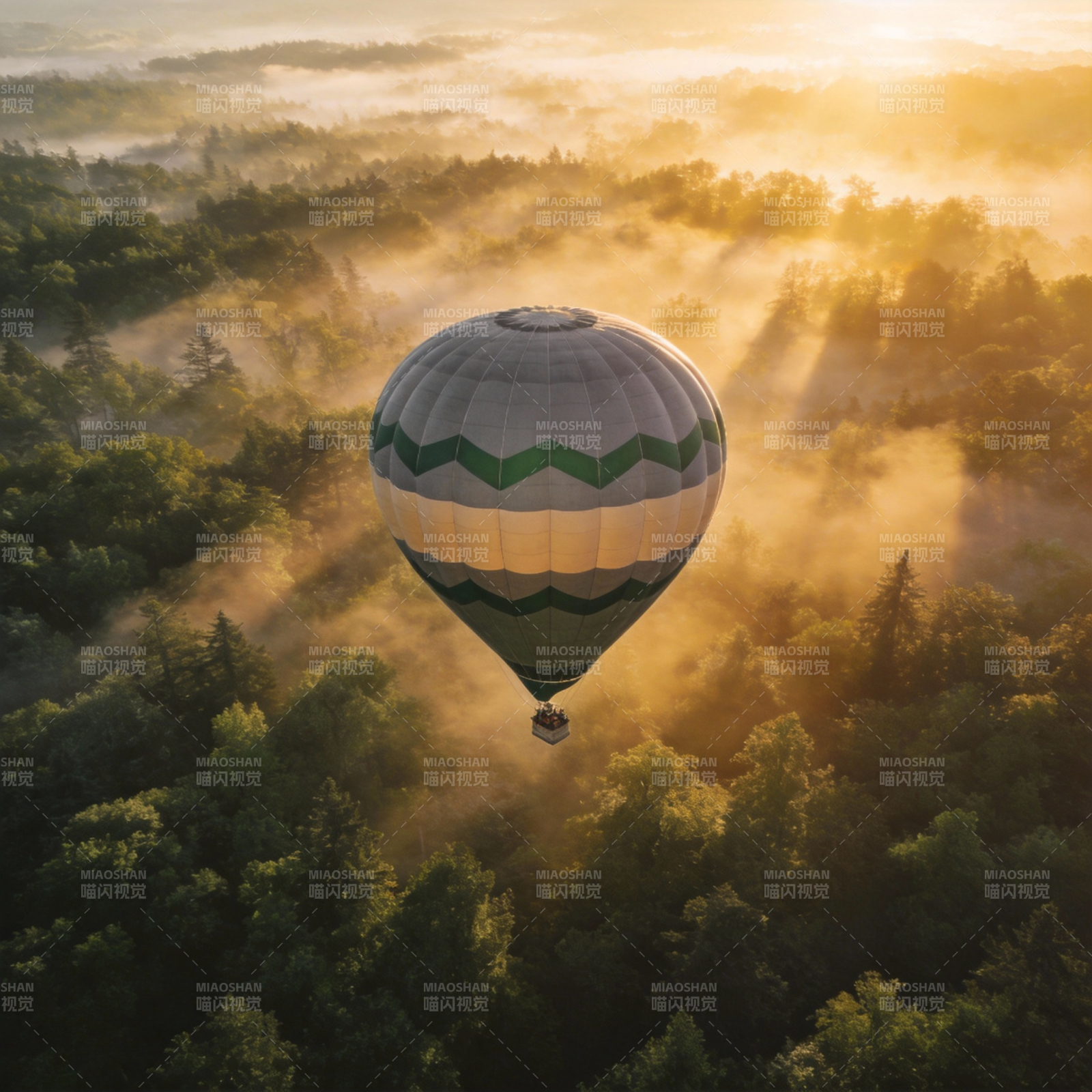晨雾中的热气球图片
