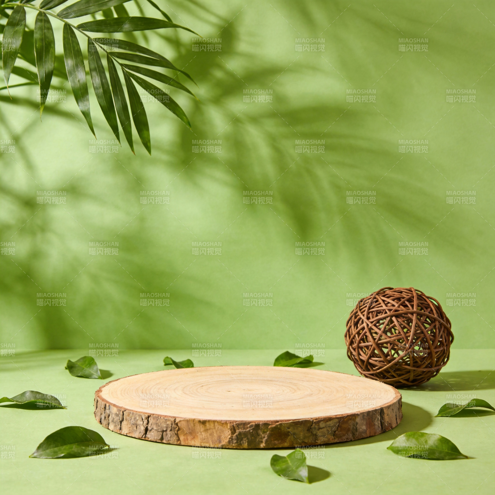 绿意盎然的自然台图片