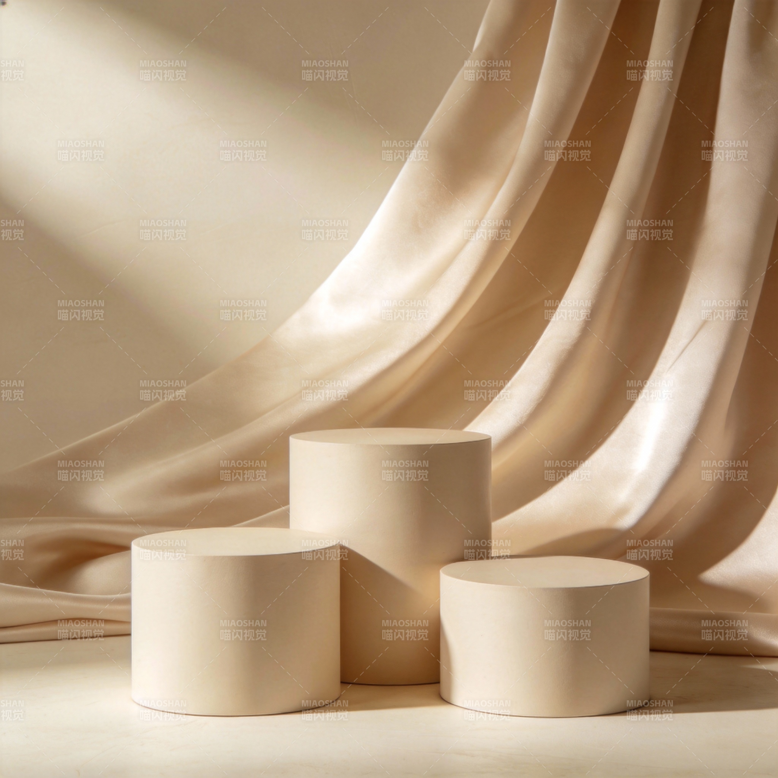 柔光下的三柱静谧图片