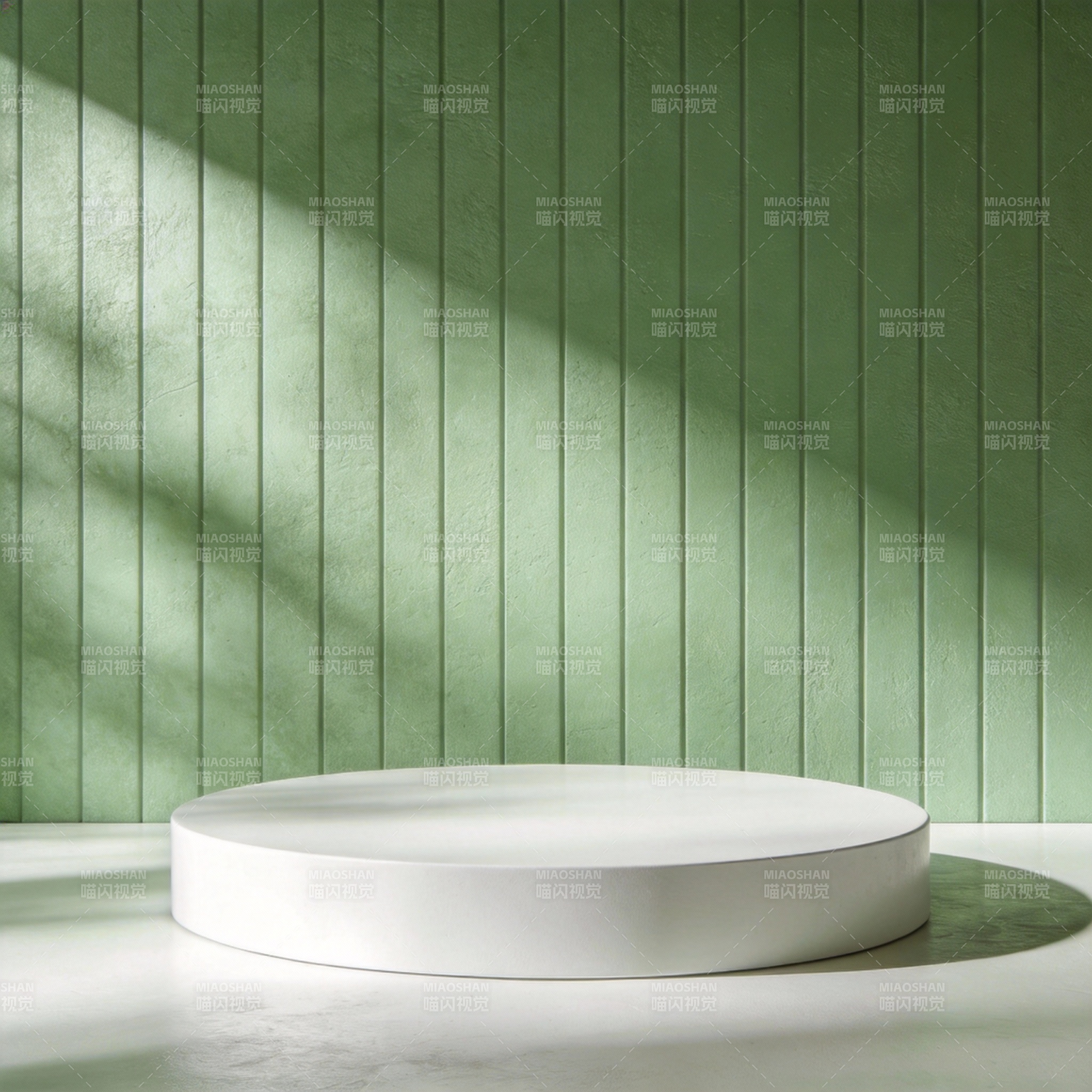 绿墙白台光影交错图片