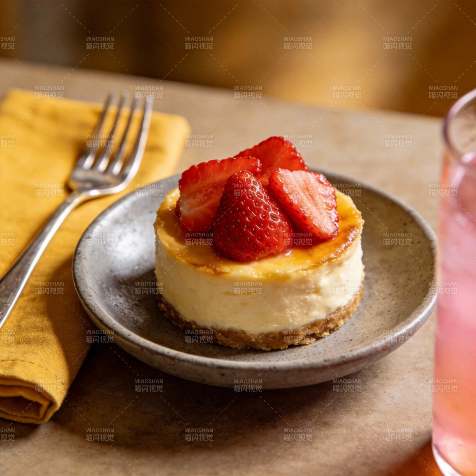 草莓芝士蛋糕图片