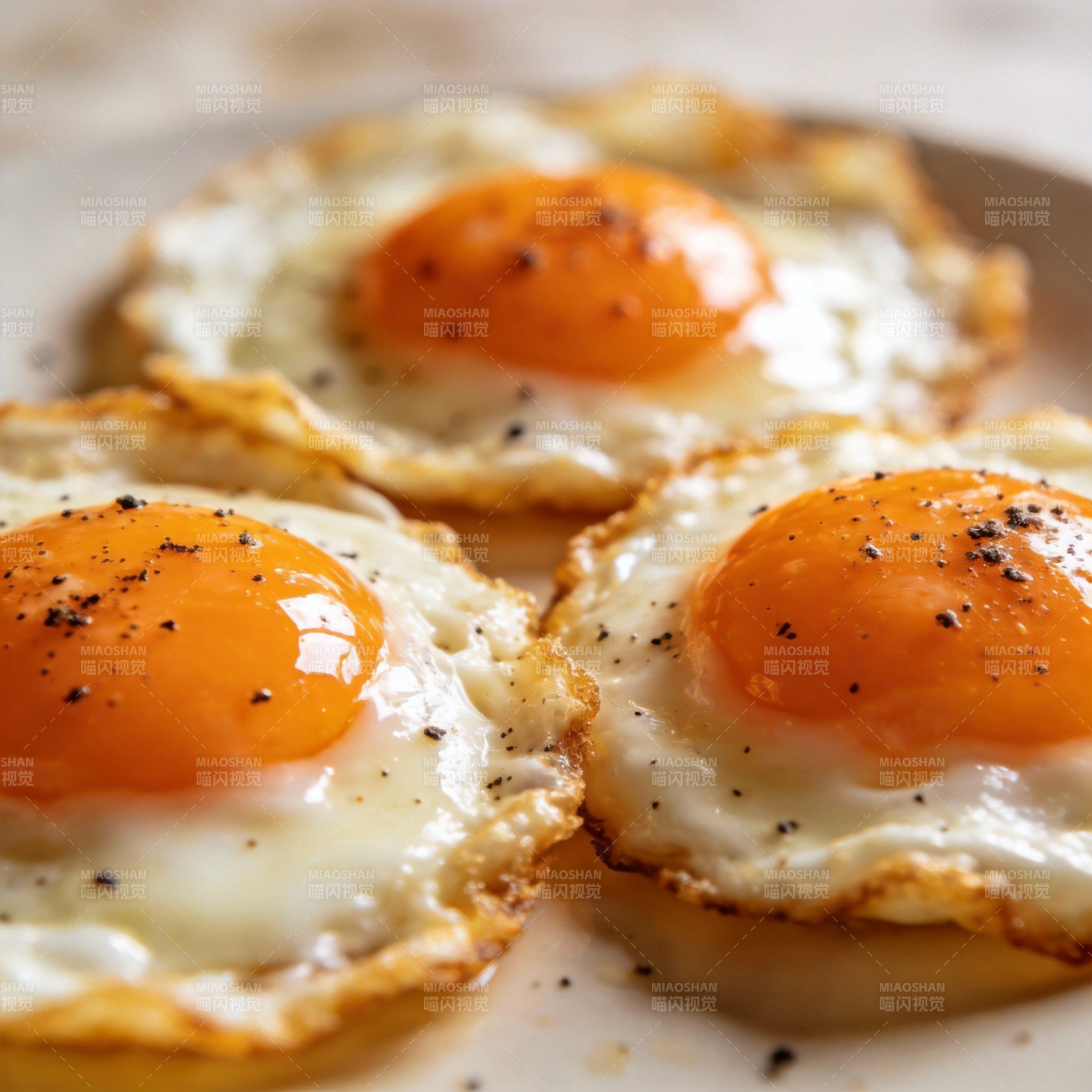 煎蛋三颗 金黄诱人图片