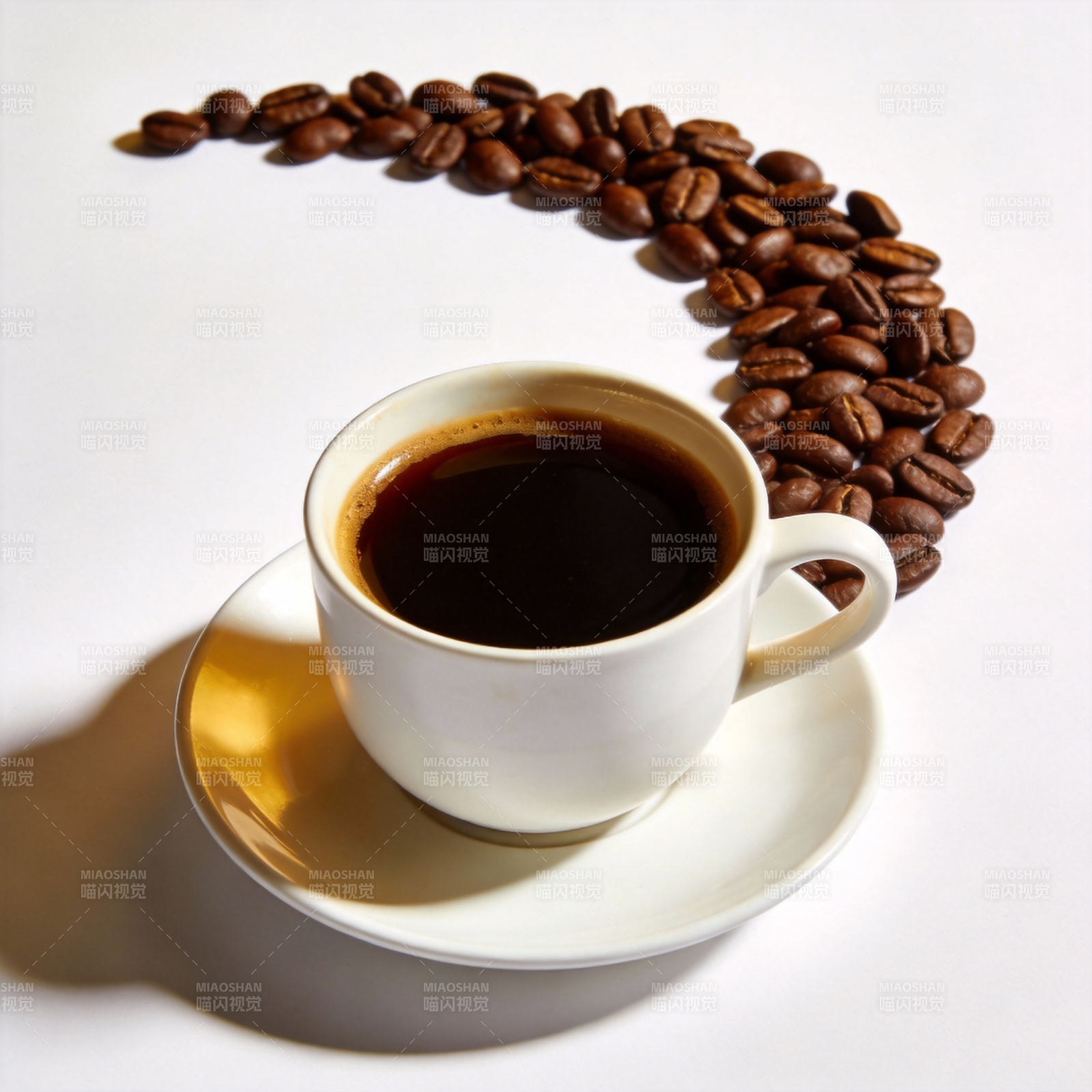 咖啡豆环绕的咖啡杯图片