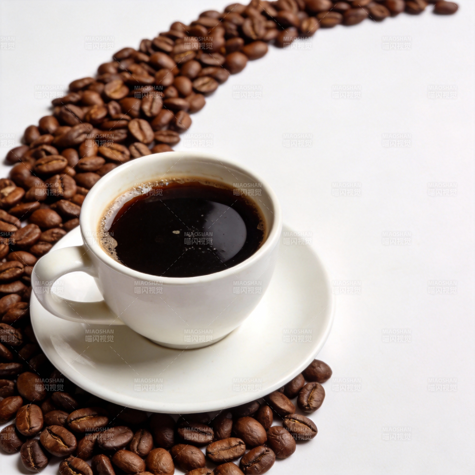 咖啡香浓 豆影环绕图片