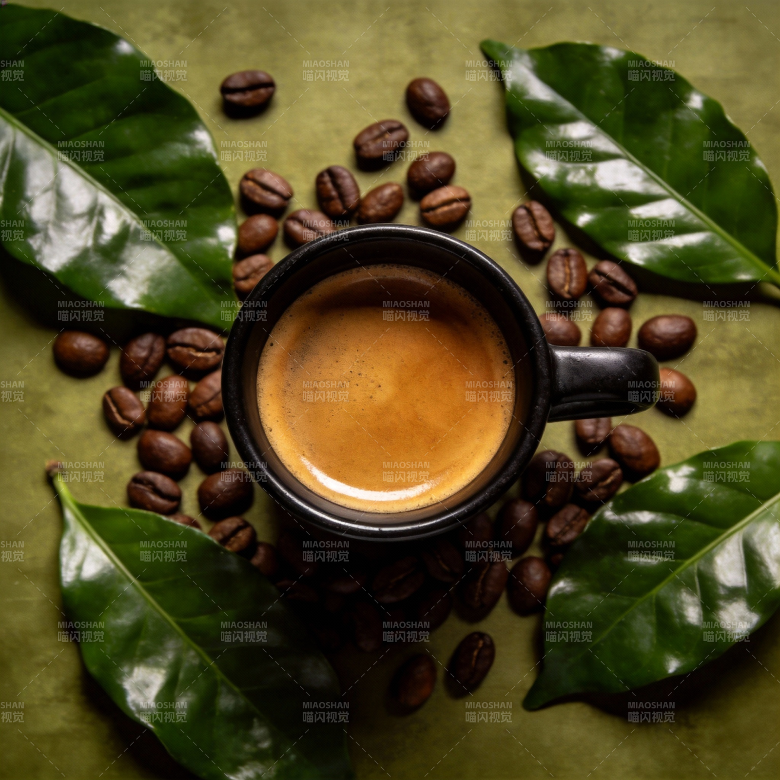 咖啡豆与绿叶环绕的咖啡杯图片