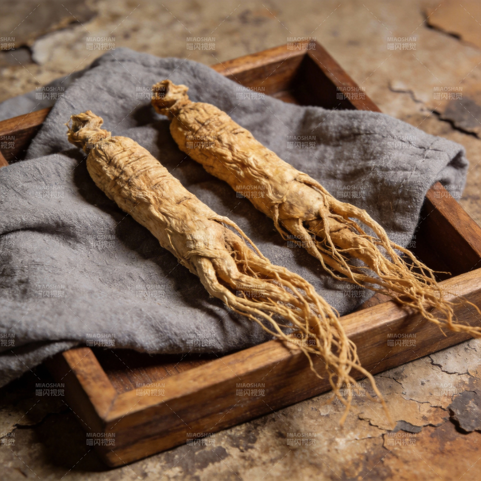 人参静置木盘中图片