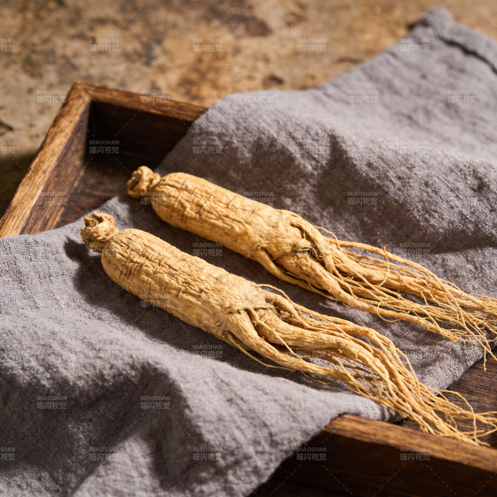 人参静置木盘中图片