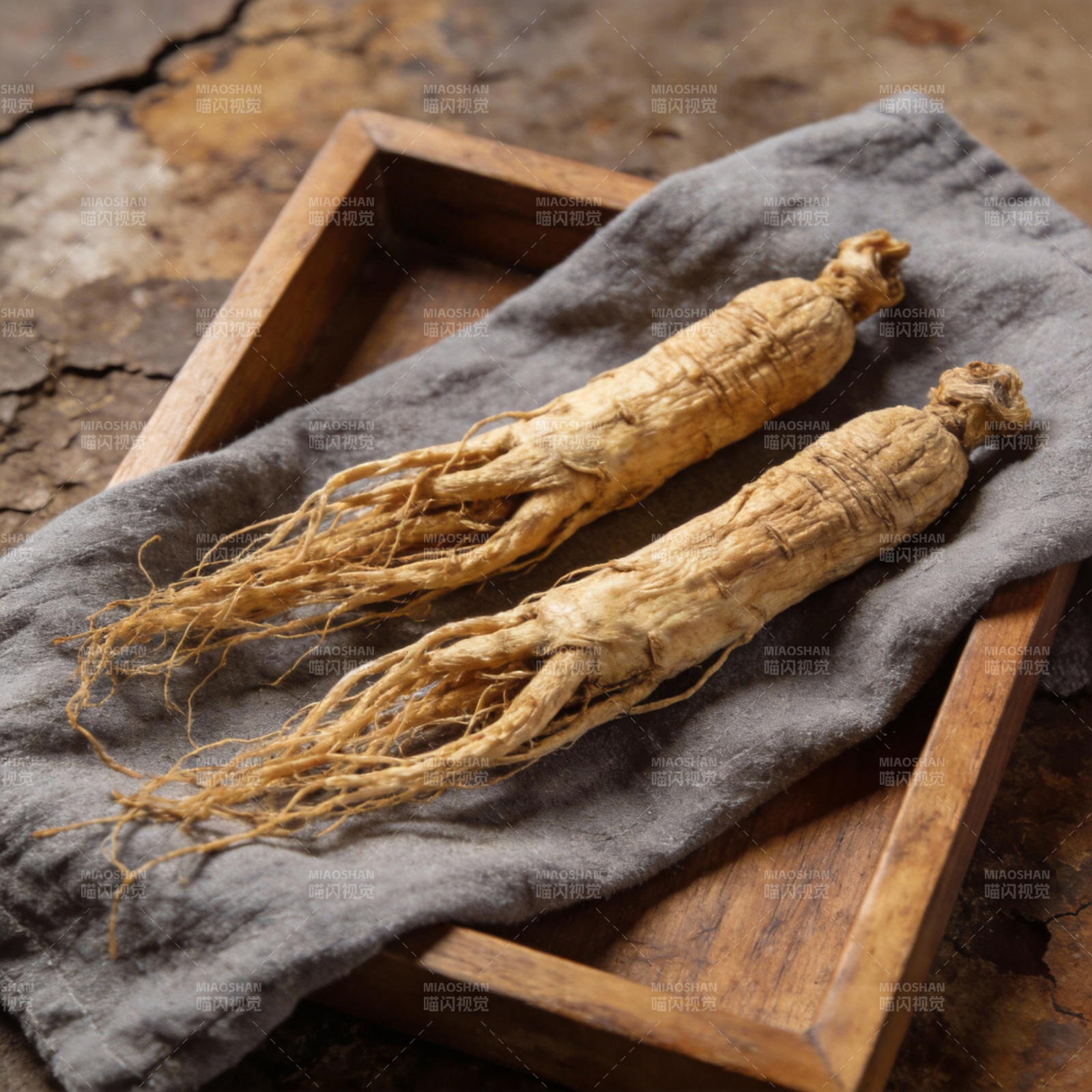 人参静置木盘中图片