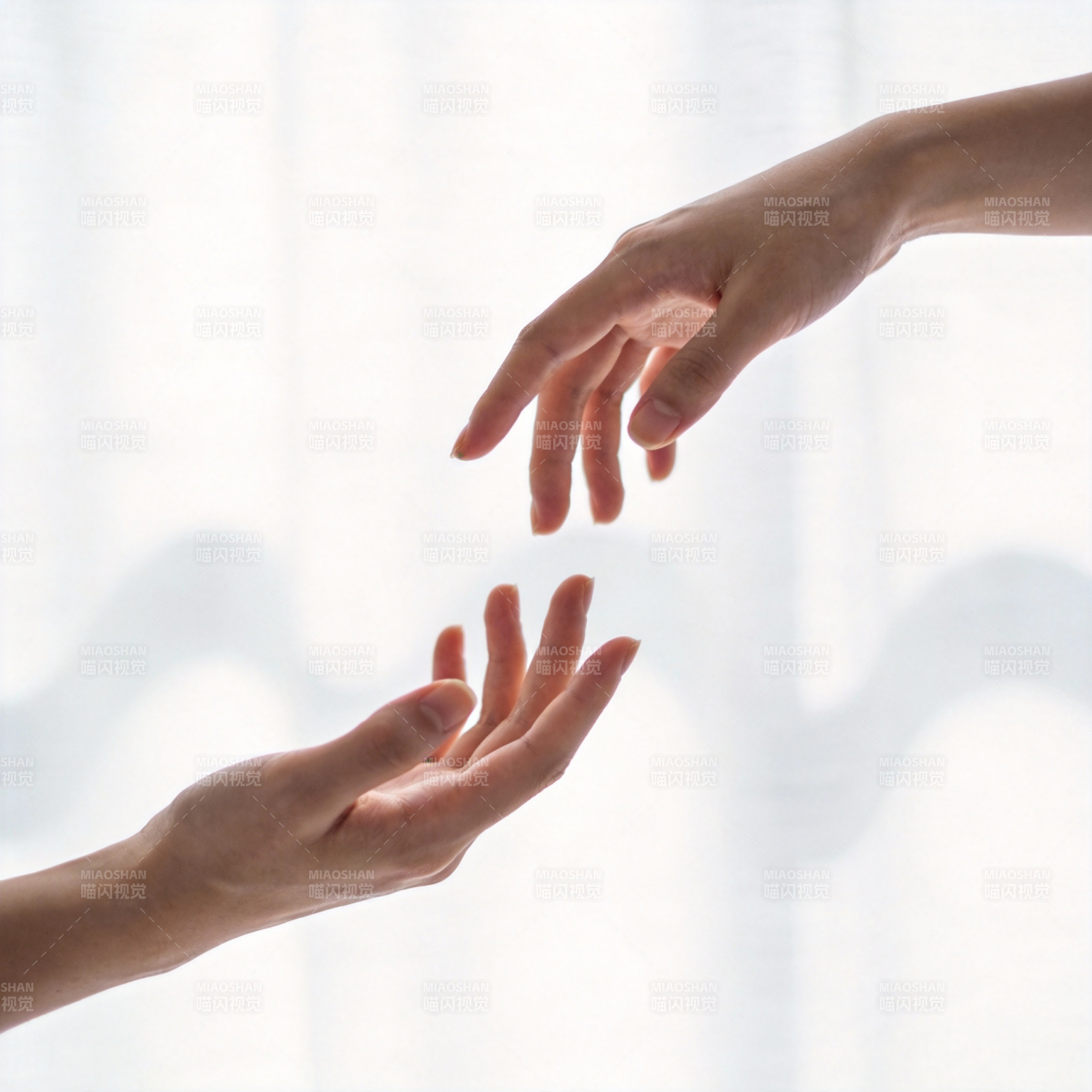 双手相触 传递温暖图片