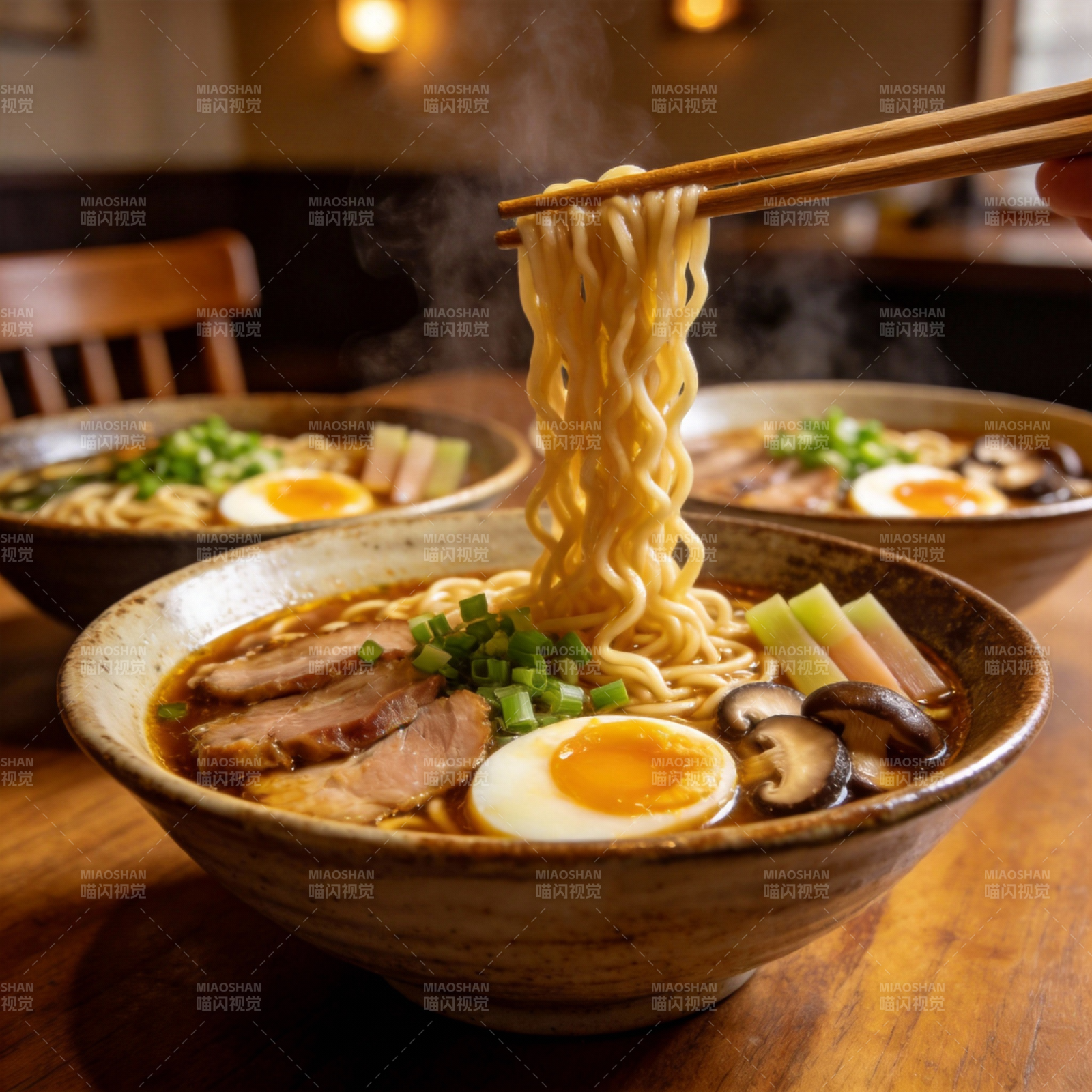 热腾腾的拉面图片