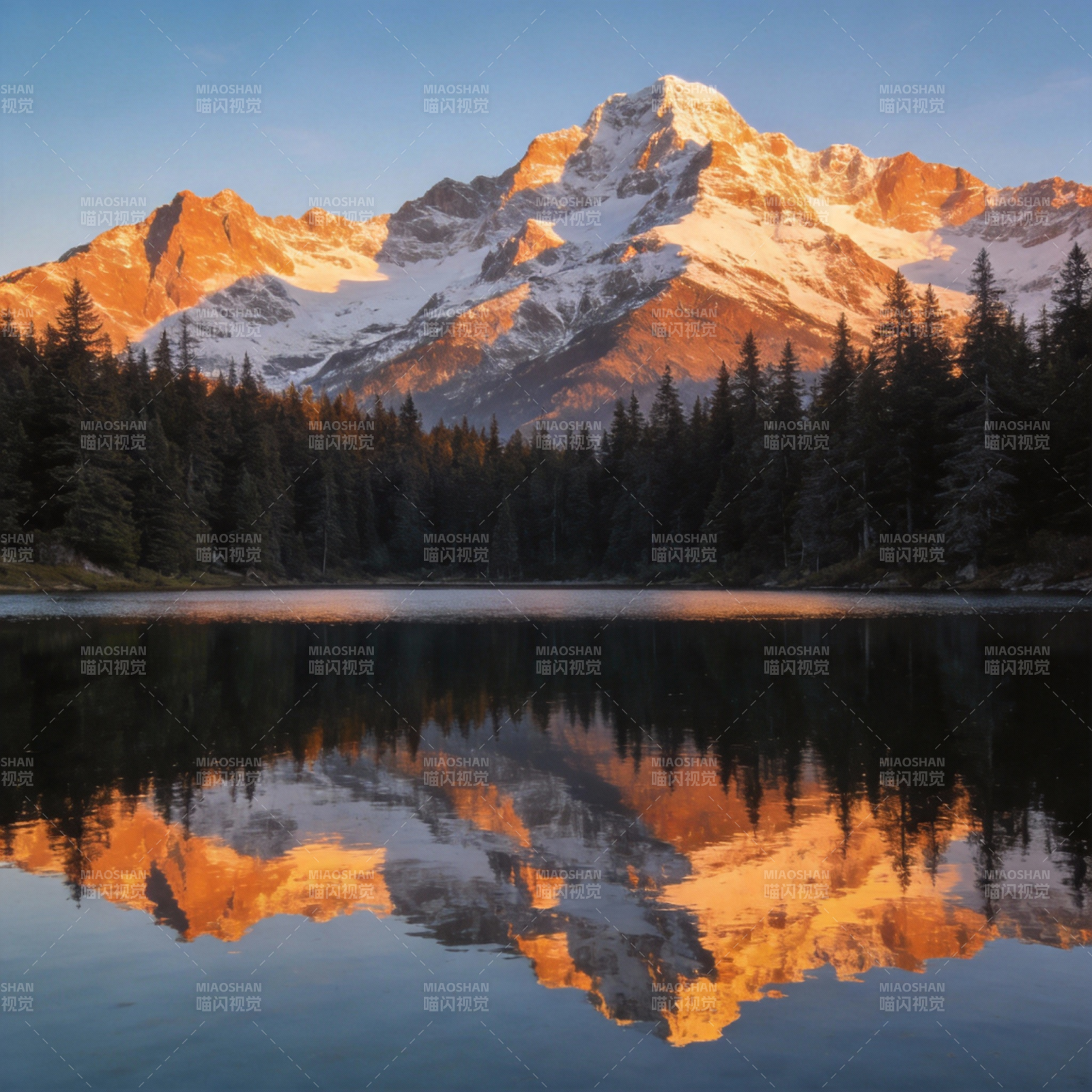 雪山倒影湖中图片