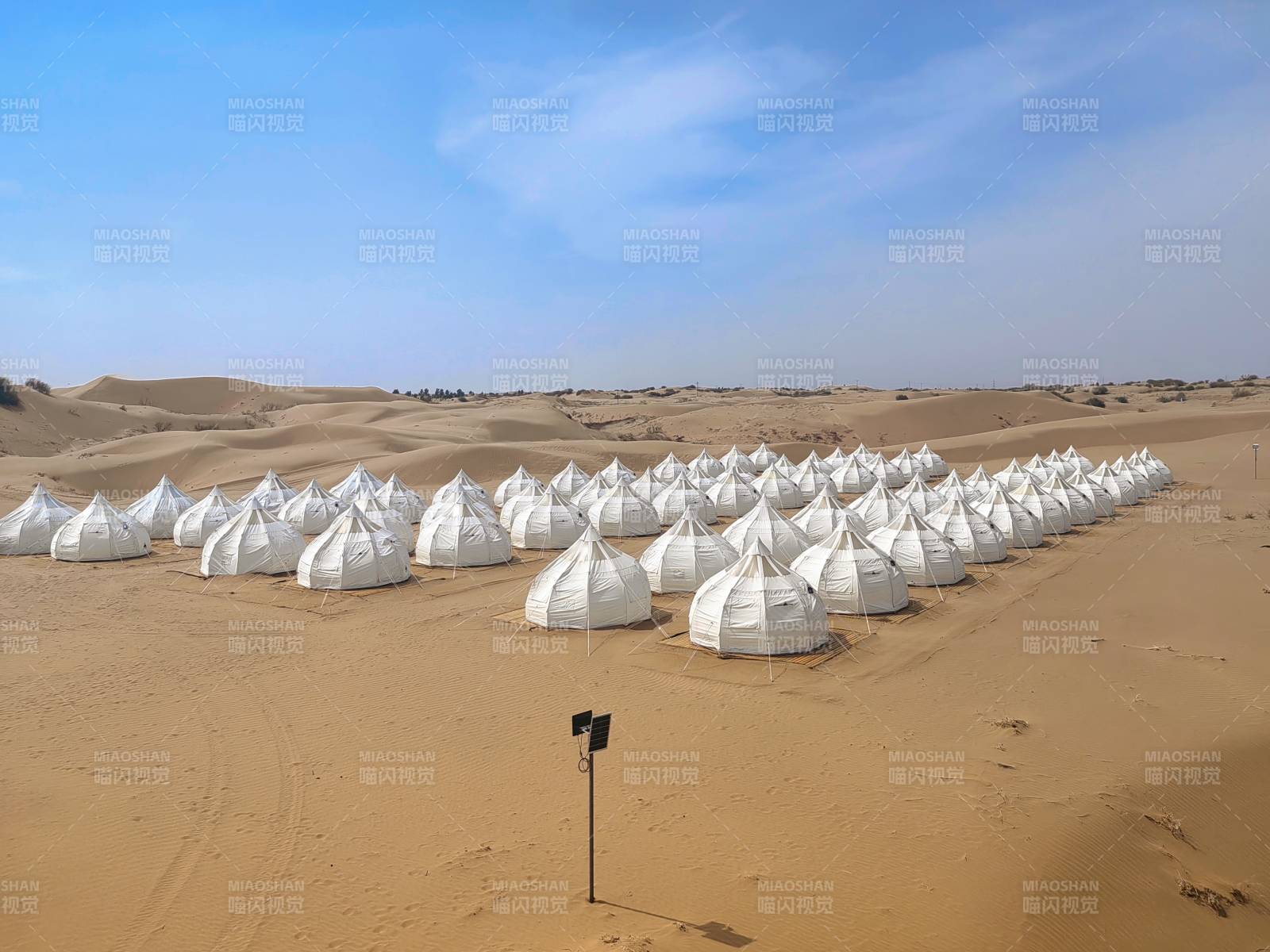内蒙古银肯塔拉 沙漠中的白色帐篷群图片