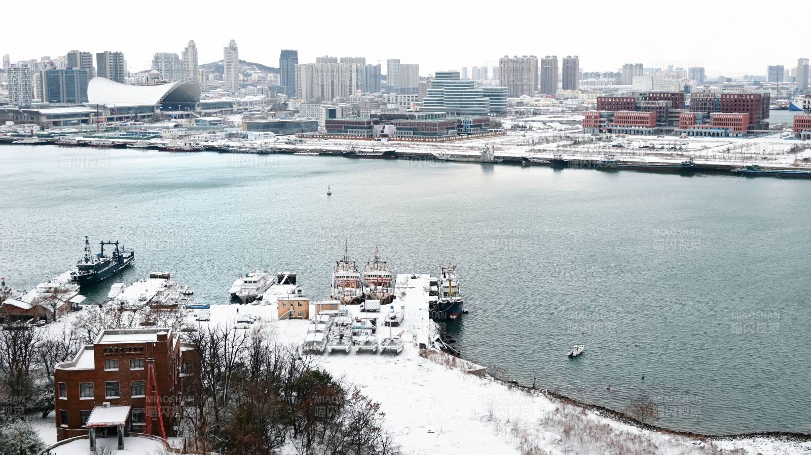 雪后烟台山图片