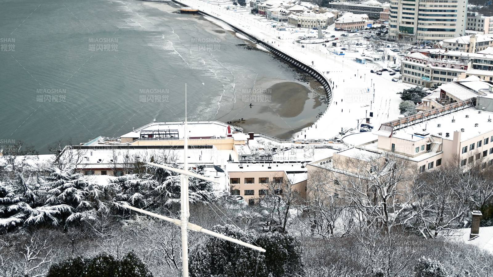 雪覆烟台山图片